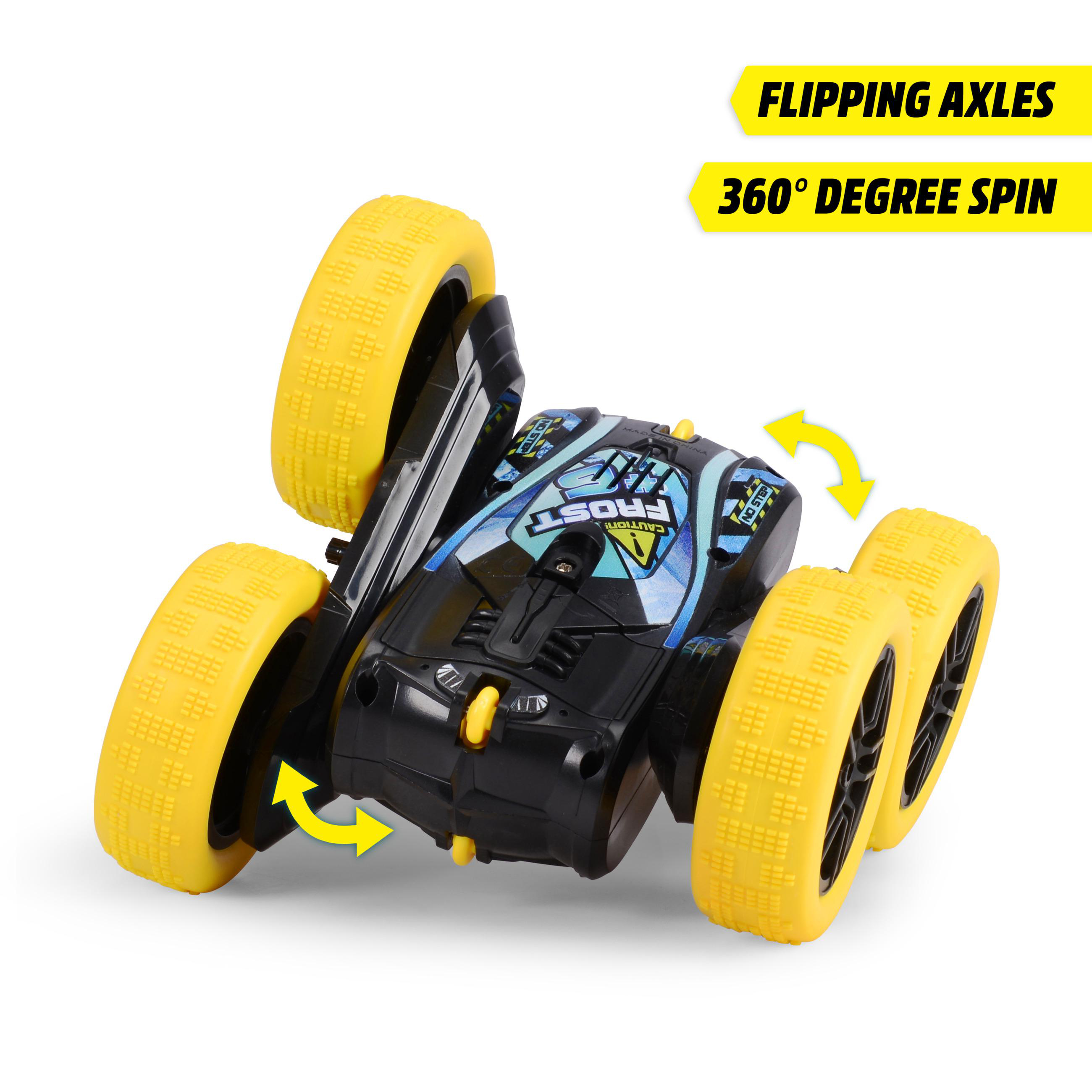 Ein schwarz-blaues Spielzeugauto mit gelben Rädern. Es hat kippbare Achsen und kann sich um 360 Grad drehen.