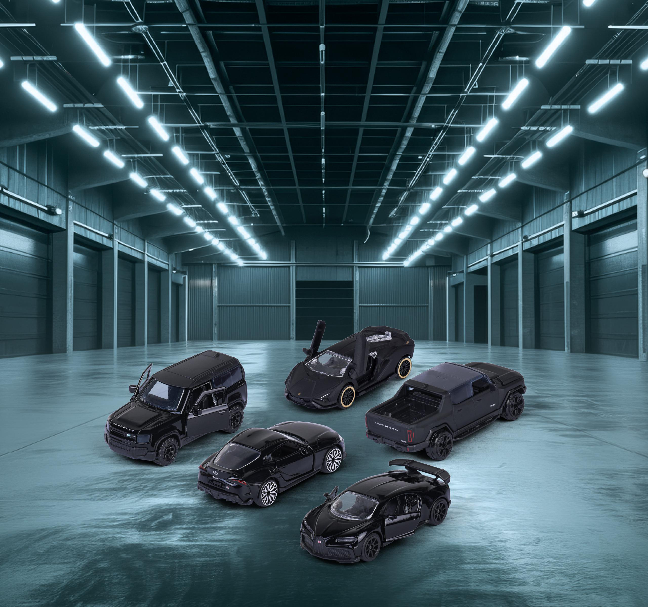 Fünf schwarze Spielzeugautos stehen in einer Lagerhalle. Zu den Autos gehören ein SUV, ein Sportwagen und ein Pick-up.