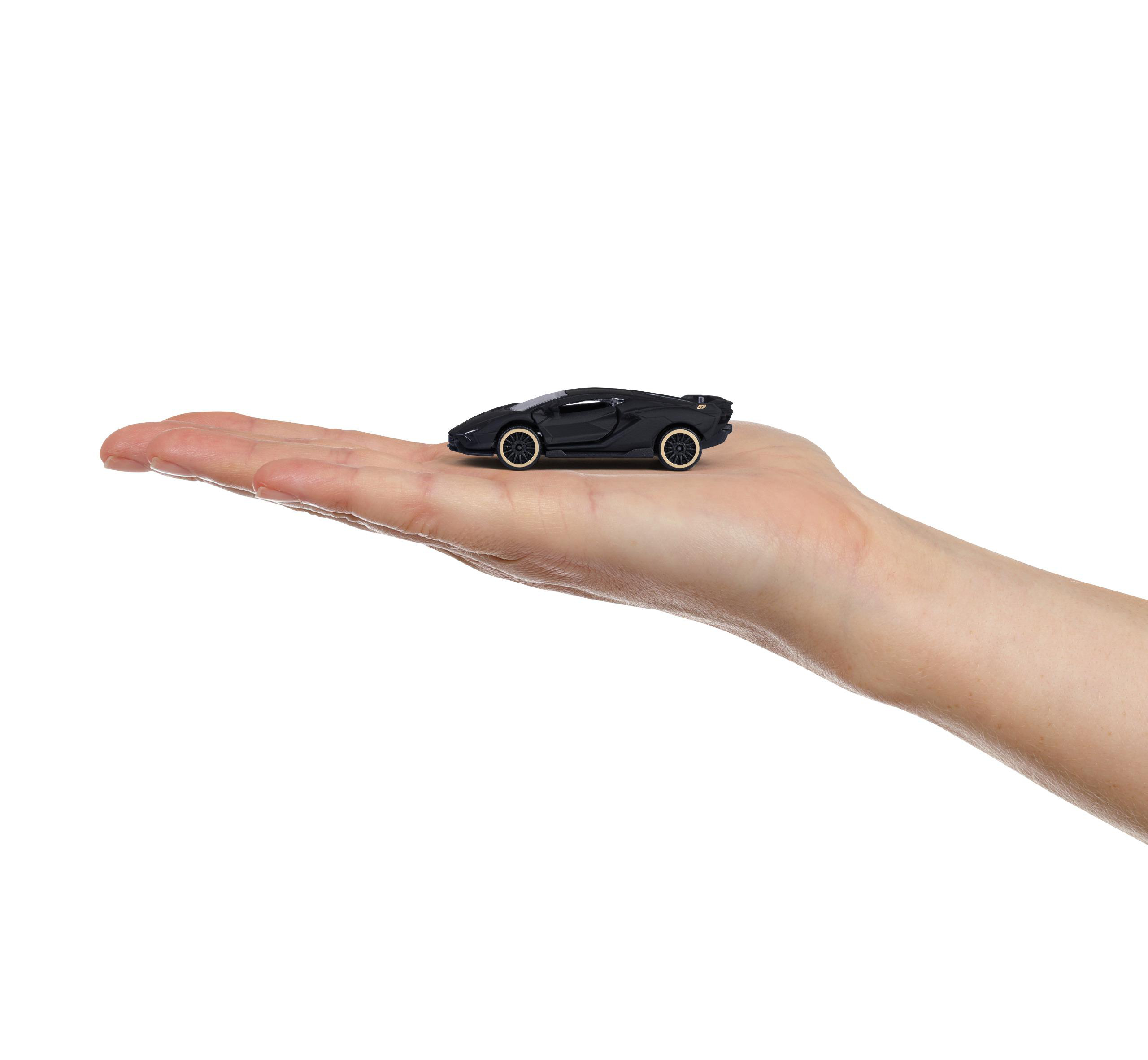 Ein schwarzes Spielzeugauto liegt auf einer offenen Handfläche. Das Auto hat goldene Felgen vor weißem Hintergrund.