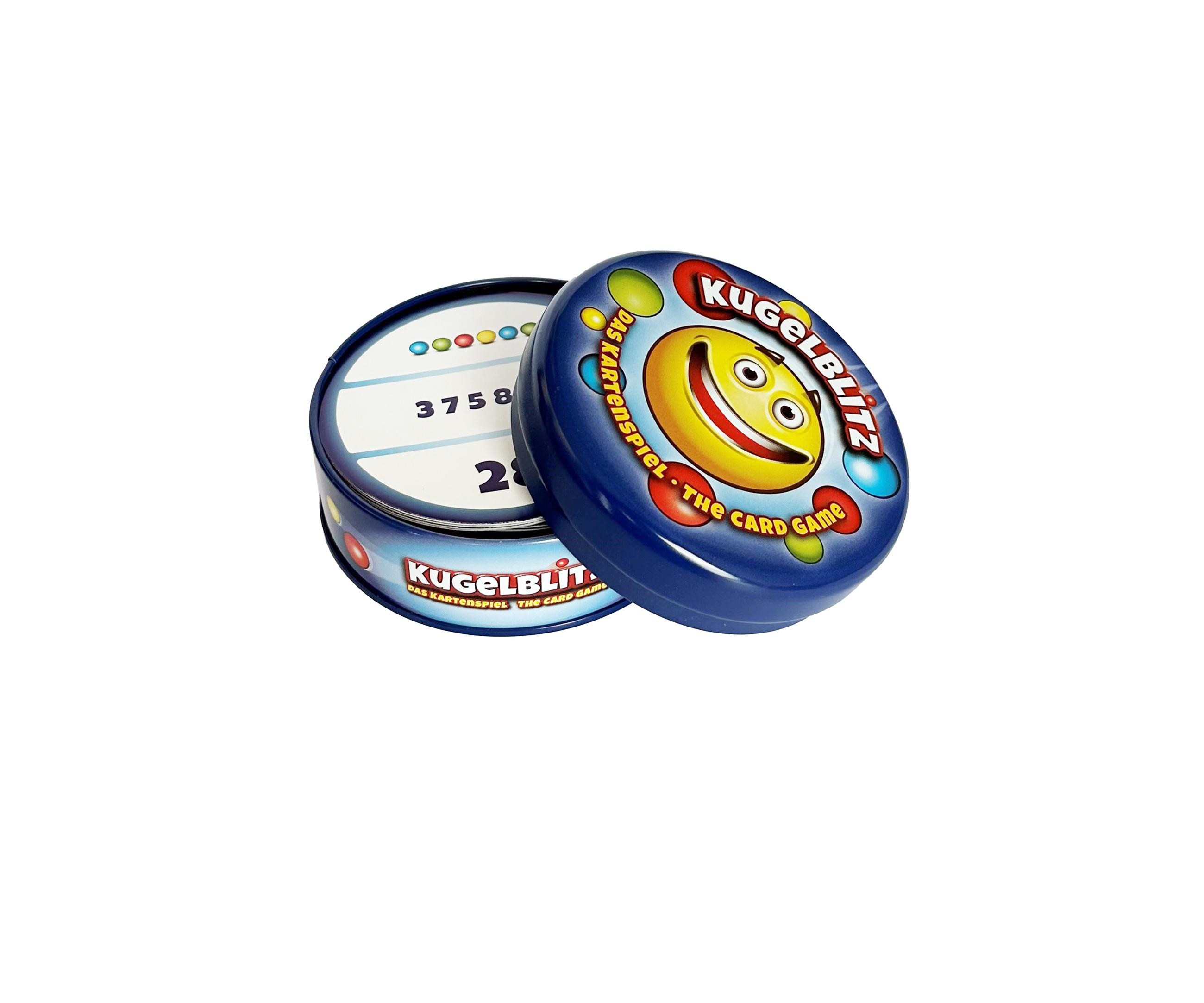 Eine offene blaue Dose mit Deckel mit einem lächelnden Gesicht und dem Spielnamen 'Kugelblitz'. Die Dose enthält Karten.