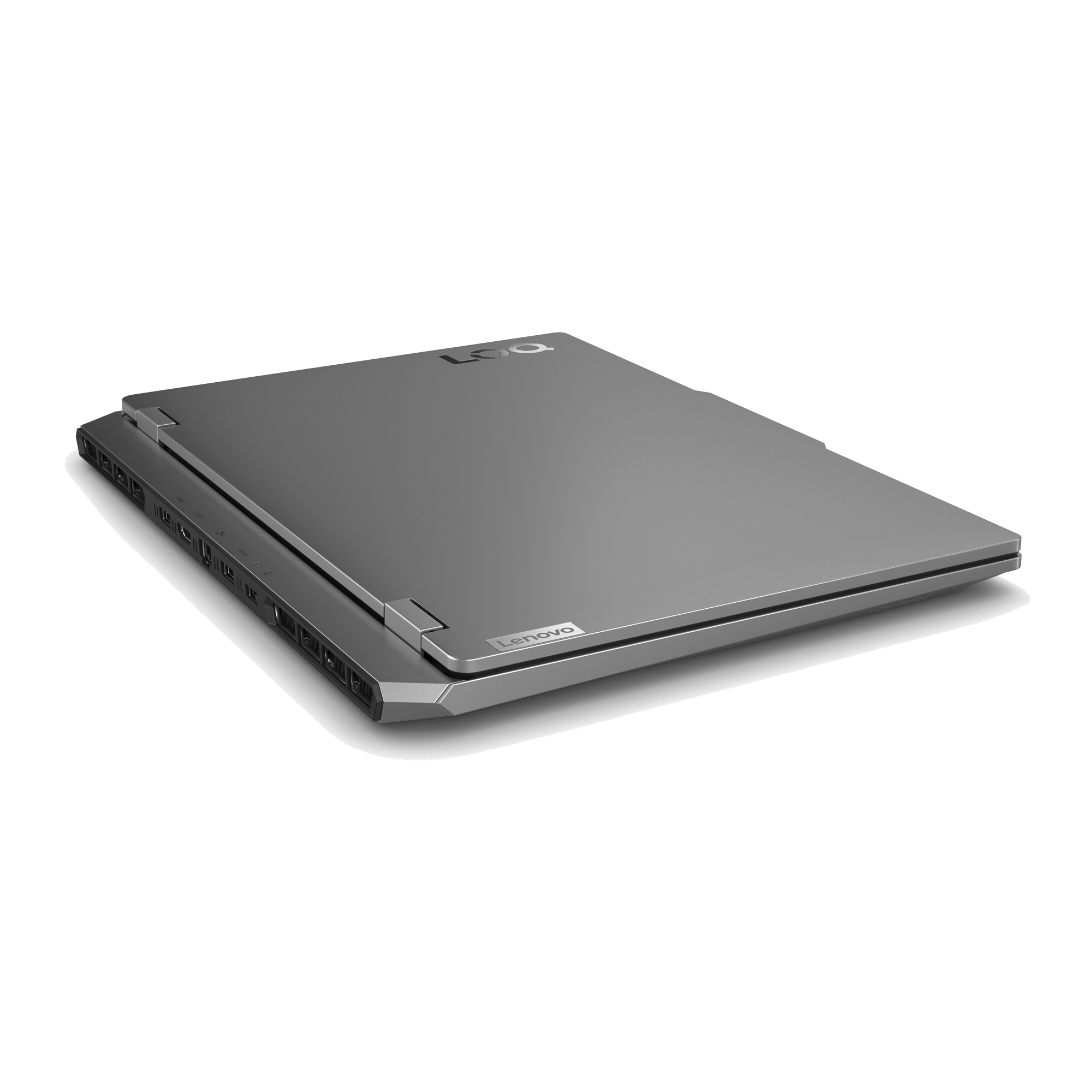 Una computadora portátil Lenovo gris cerrada está en ángulo con la pantalla hacia arriba. El logotipo de Lenovo es visible.