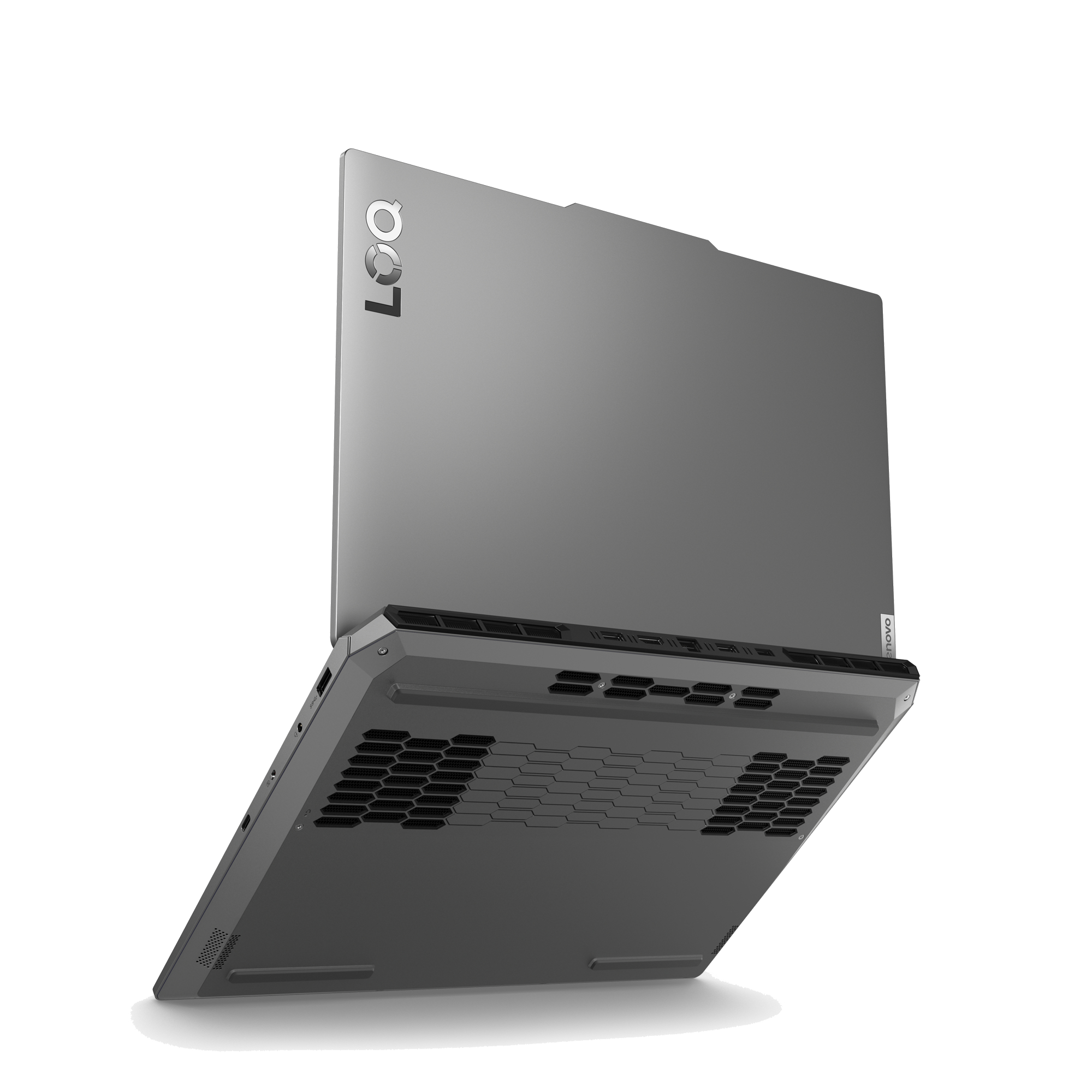 Un portátil gris Lenovo LOQ se inclina contra un fondo negro. Se ven la parte inferior y trasera, mostrando ventilaciones y el logo Lenovo.
