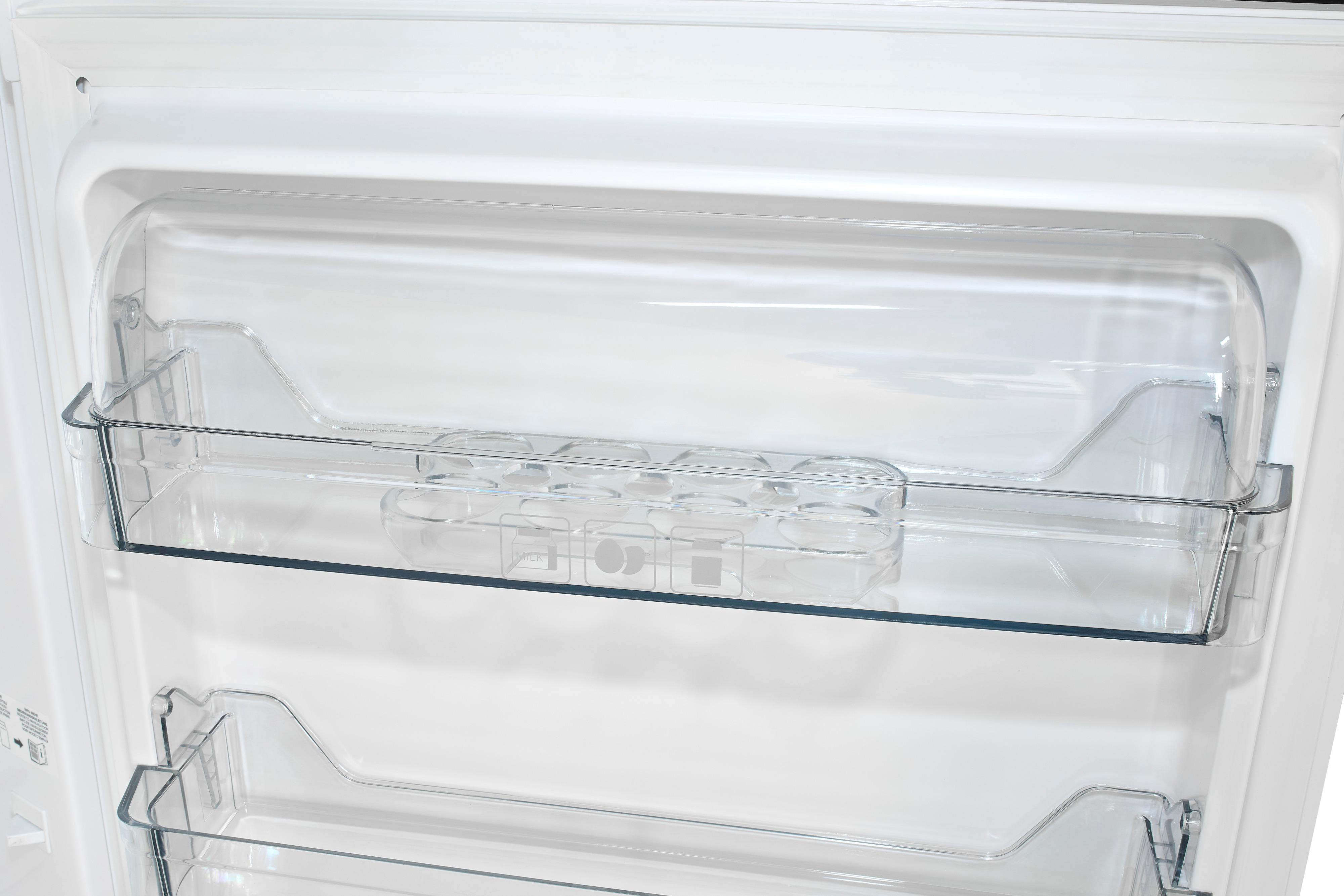 In einem weißen Kühlschrank sind transparente Kunststoffregale zu sehen. Das obere Regal hat einen Eierhalter.