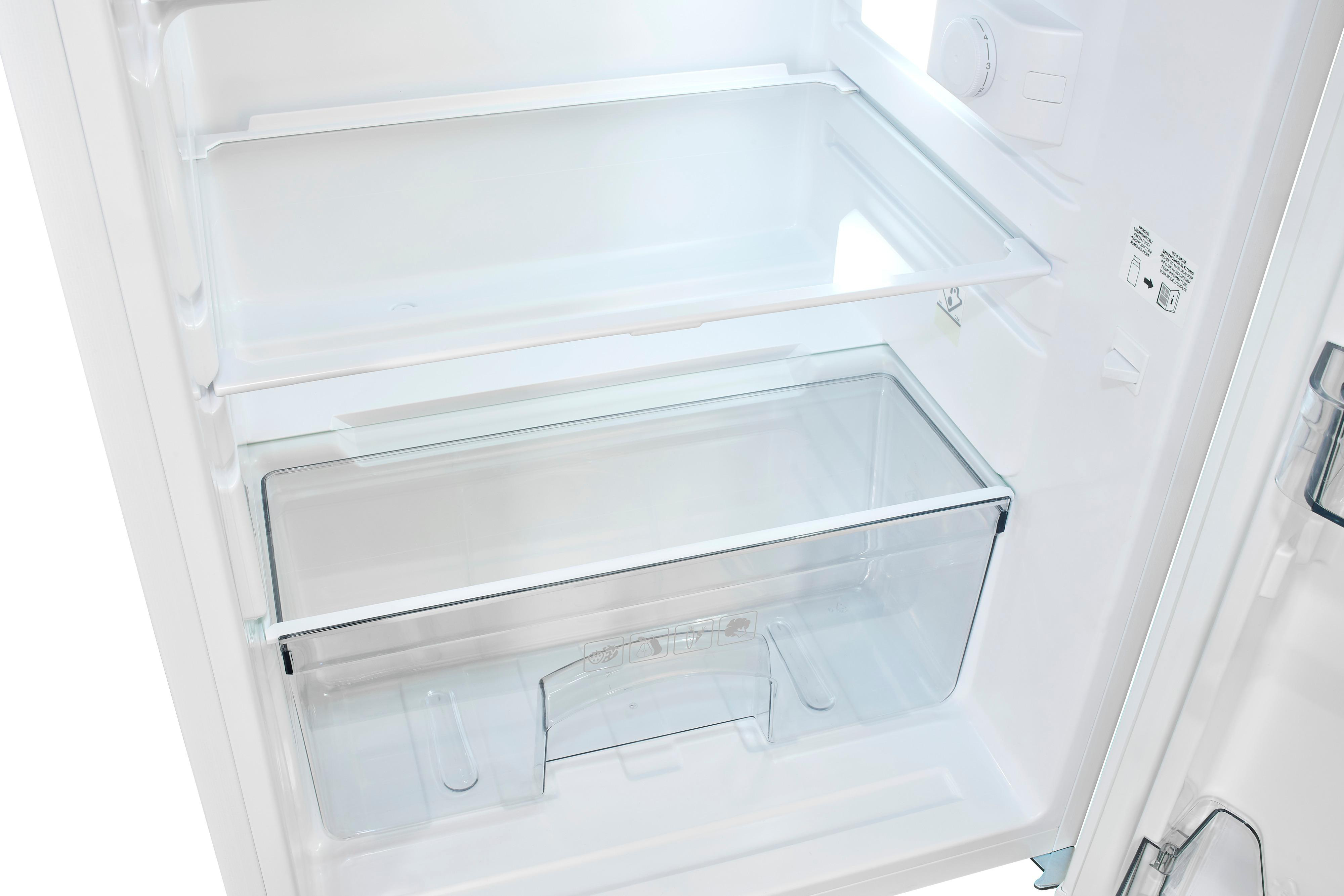 Innenraum eines offenen weißen Kühlschranks mit Regalen und durchsichtigen Plastikbehältern. Die Tür ist offen.