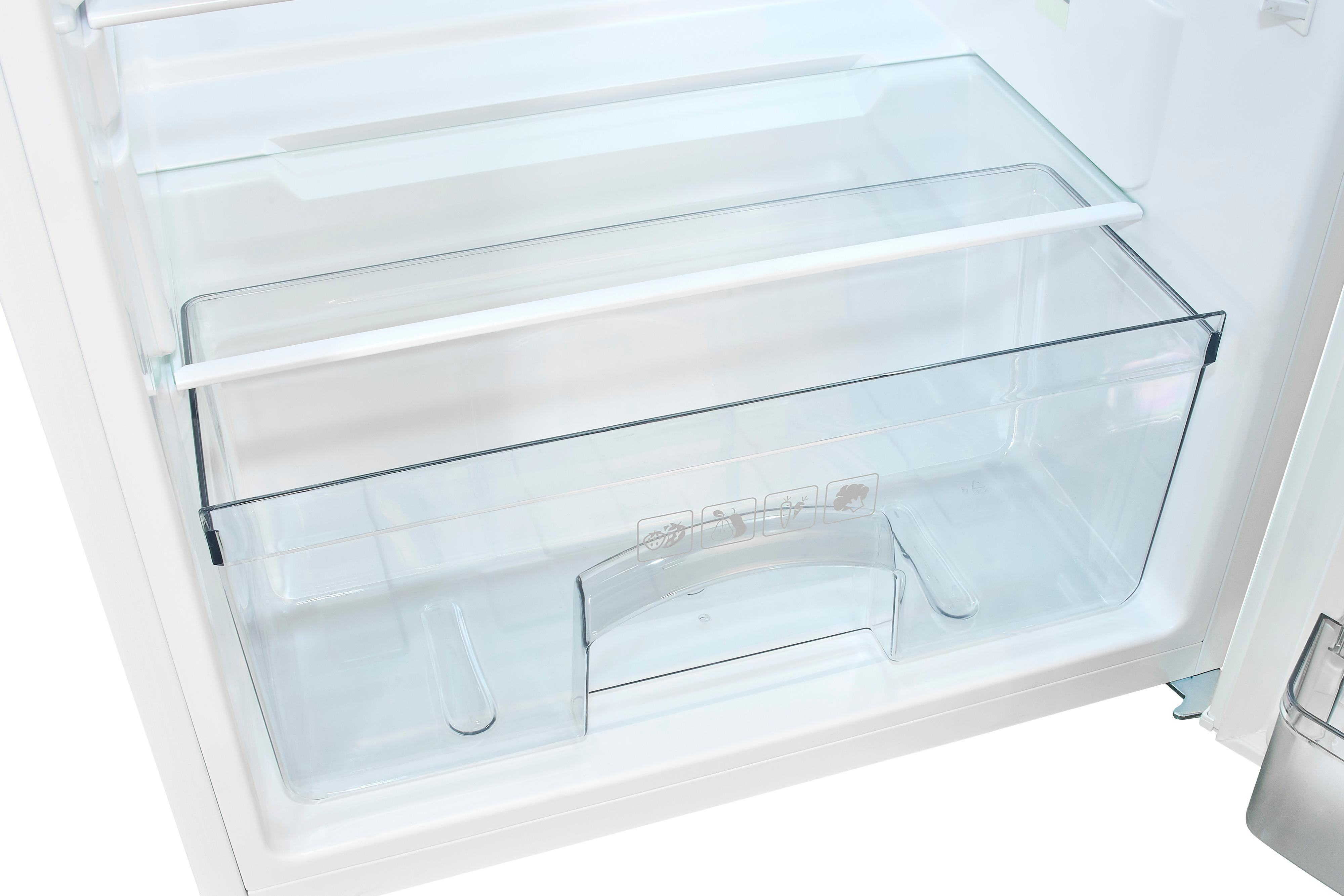 Innenraum eines offenen Kühlschranks. Klare Plastikschubladen und -regale sind vor weißen Wänden zu sehen.