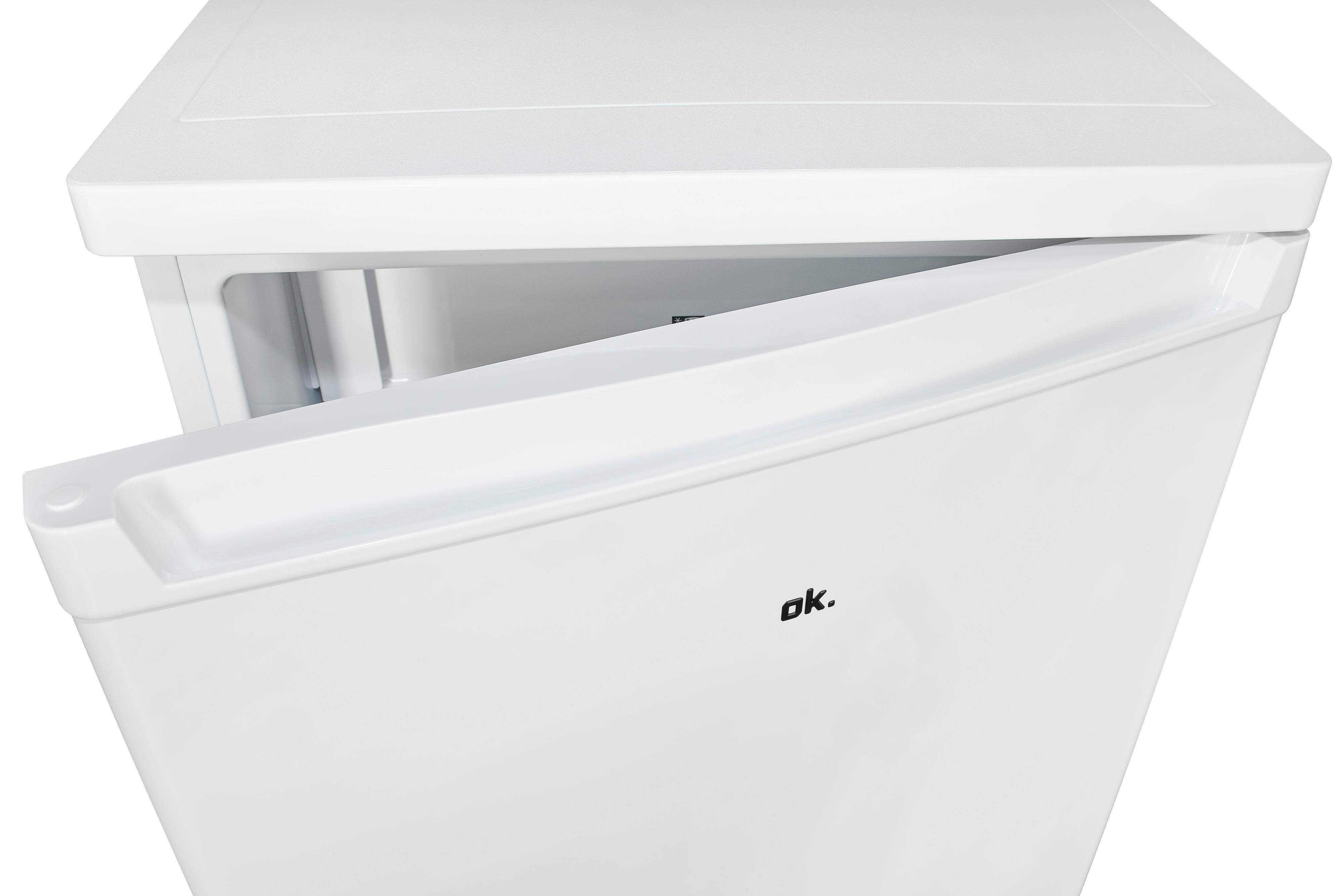 Ein weißer, offener Mini-Kühlschrank, dessen Tür einen Spalt geöffnet ist und das Innere zeigt. Der Markenname 'ok.' ist auf der Tür aufgedruckt.