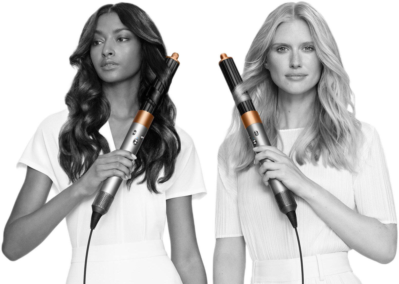 Dwie kobiety trzymające stylizatory do włosów. Jedna z ciemnymi włosami, druga z blond. Obie w białych topach.