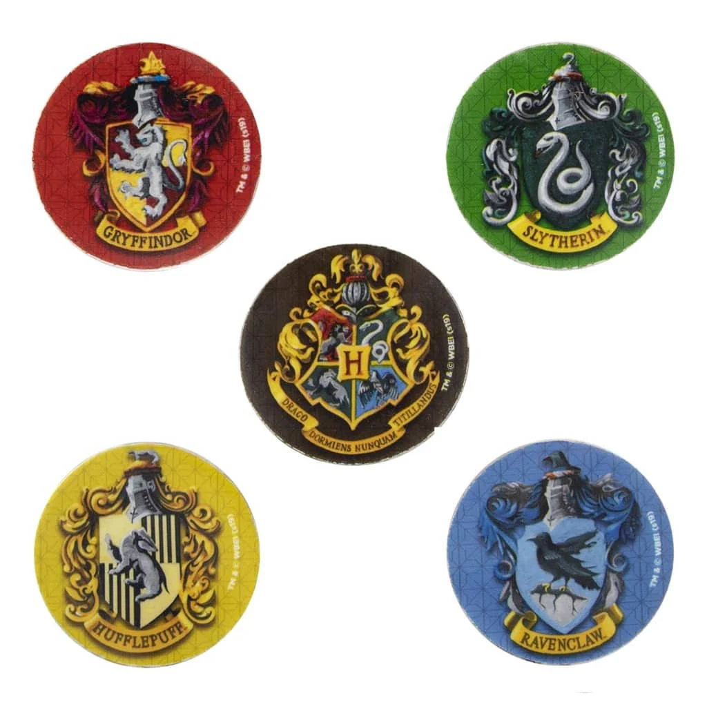 Cinco escudos circulares de las casas de Harry Potter: Gryffindor, Slytherin, Hufflepuff, Ravenclaw y Hogwarts. Cada uno es de un color diferente.
