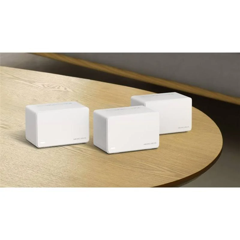 Tres dispositivos blancos Mercuryys sobre una mesa de madera. Los dispositivos son cúbicos y tienen el nombre de la marca.