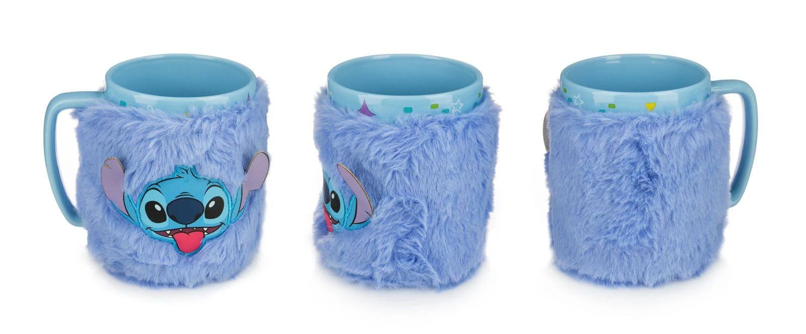Tres tazas azules con diseño de Stitch y fundas azules afelpadas. Las tazas están sobre una superficie blanca.