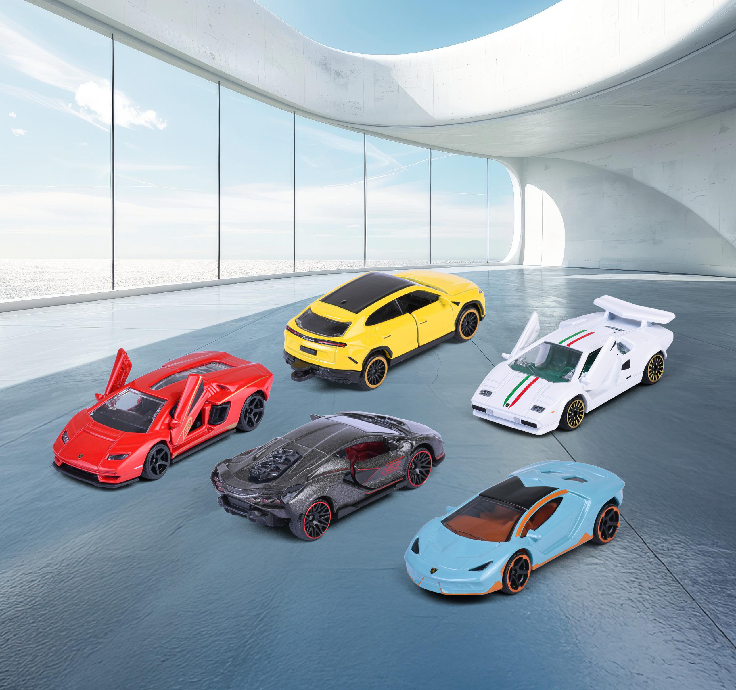 Fünf Spielzeugautos in verschiedenen Farben werden auf einer blauen Oberfläche in einem modernen Gebäude ausgestellt.