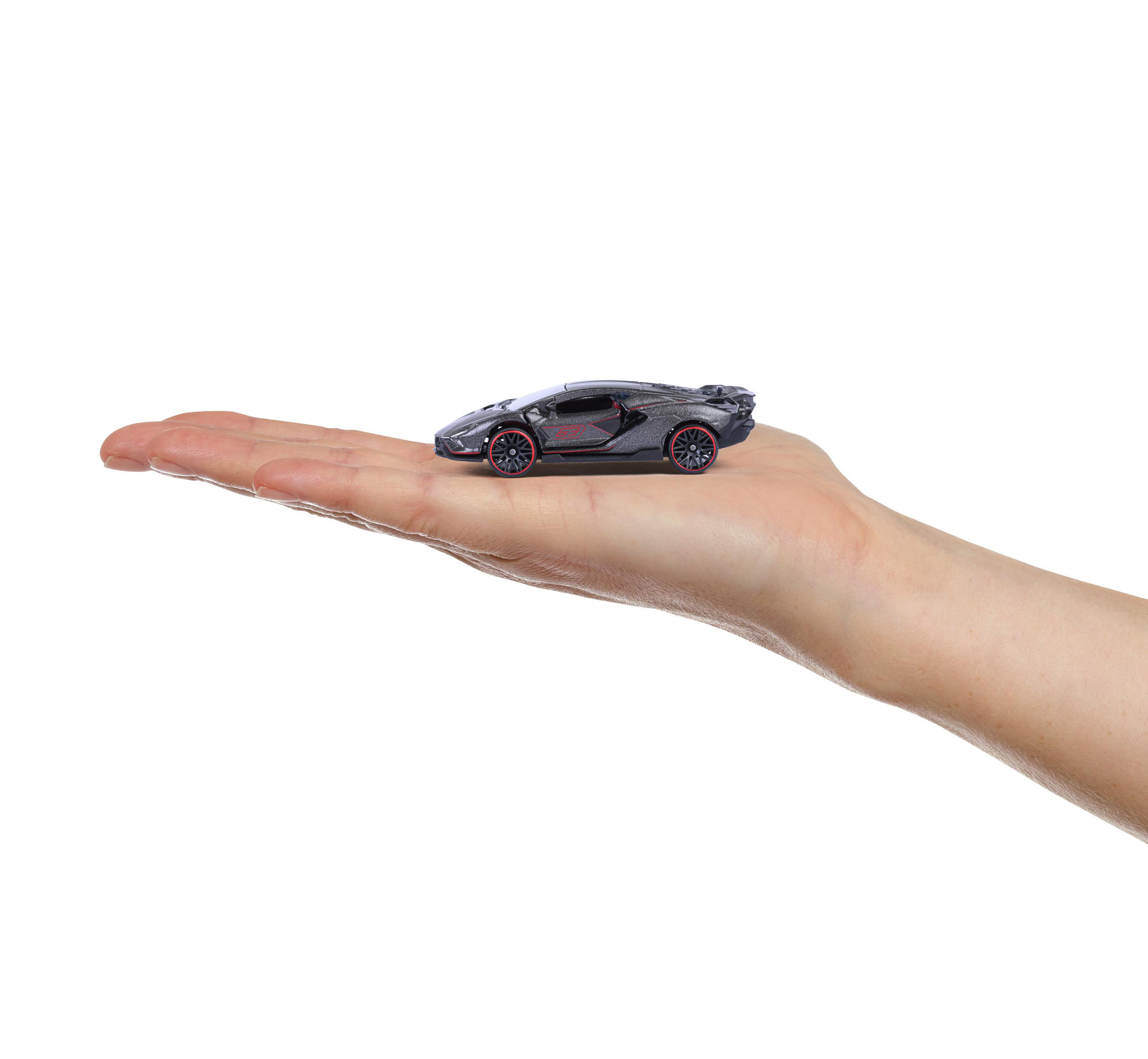 Eine Hand hält ein schwarzes Spielzeugauto mit roten Akzenten. Der Hintergrund ist weiß.