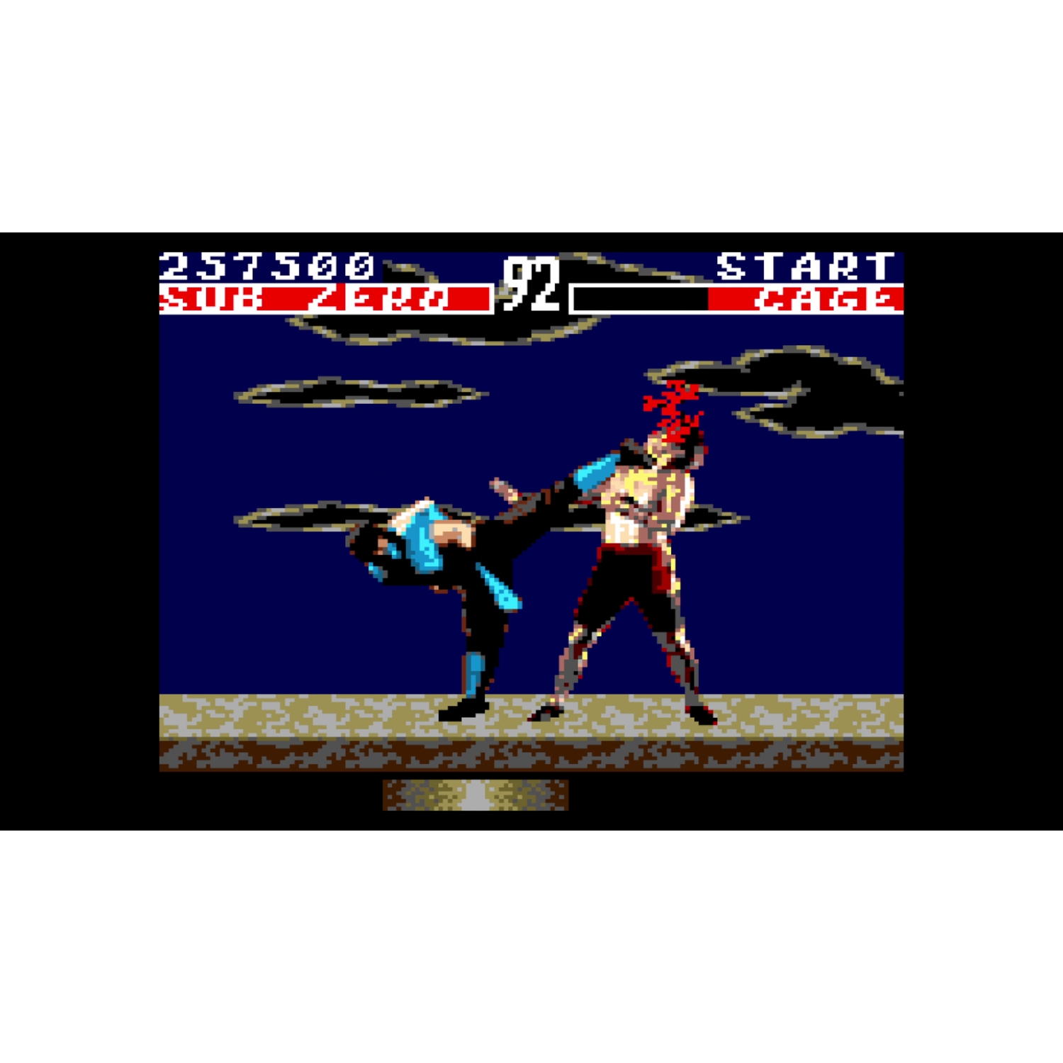 Een pixelige videogame scène. Sub Zero schopt Cage. Cage wordt geraakt en vlammen barsten uit. De lucht is blauw met wolken.