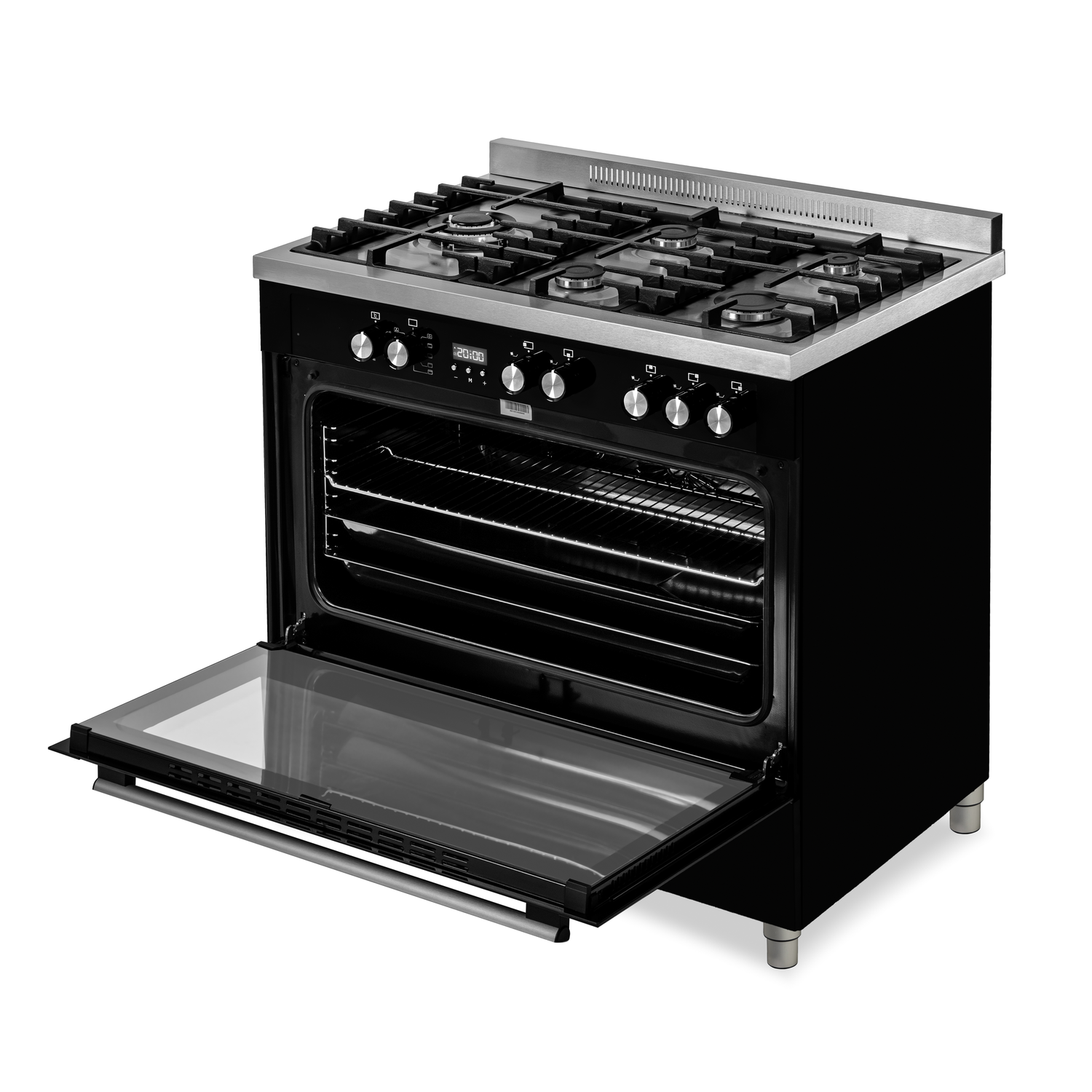 Een zwarte oven met een open deur. Het heeft een roestvrijstalen kookplaat met branders. De binnenkant heeft roosters. De oven staat op een wit oppervlak.