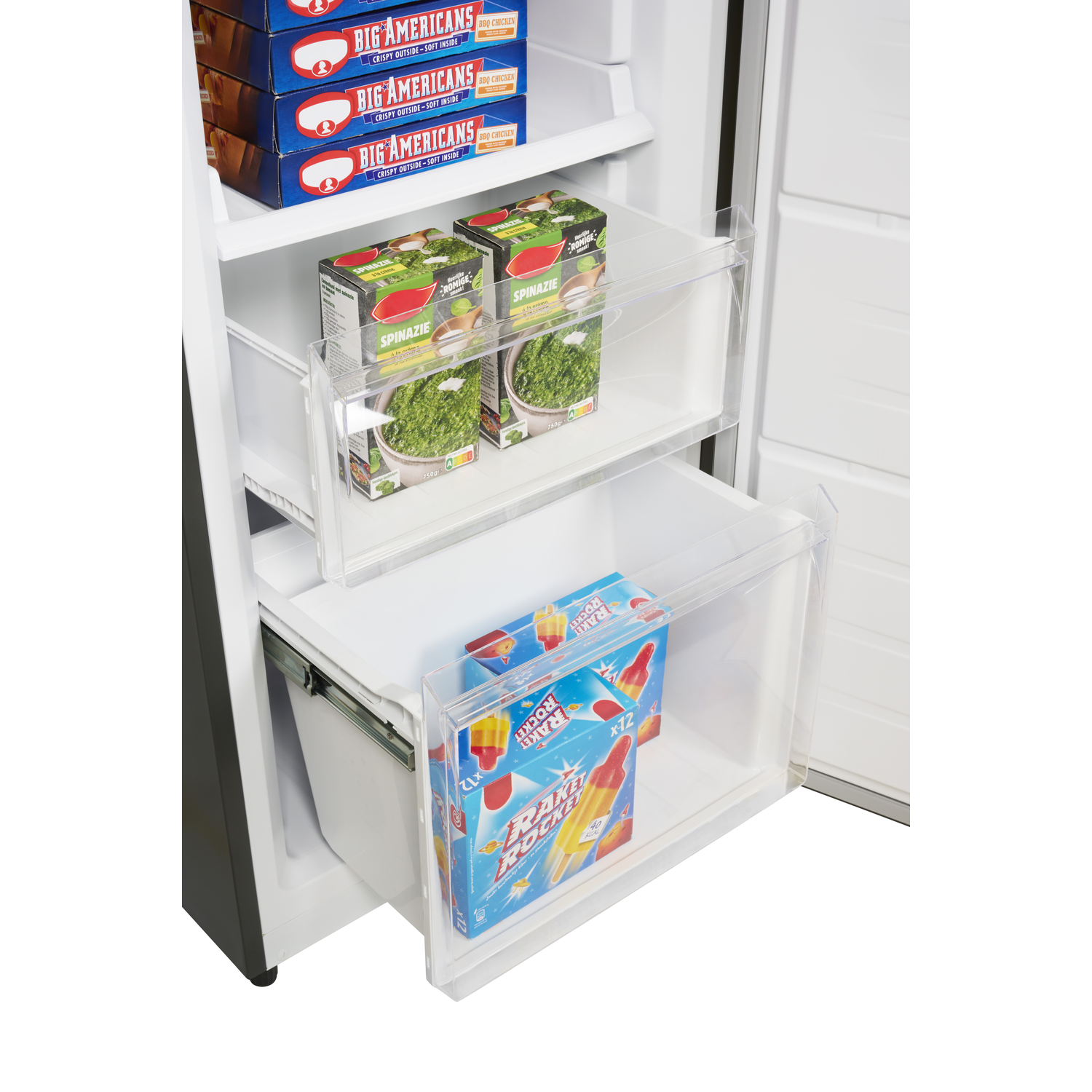 Binnenkant van de koelkast met diepvriesproducten. Pizzadozen, spinazie en ijsjes zijn zichtbaar in laden. Een doorzichtige plastic deur staat open.