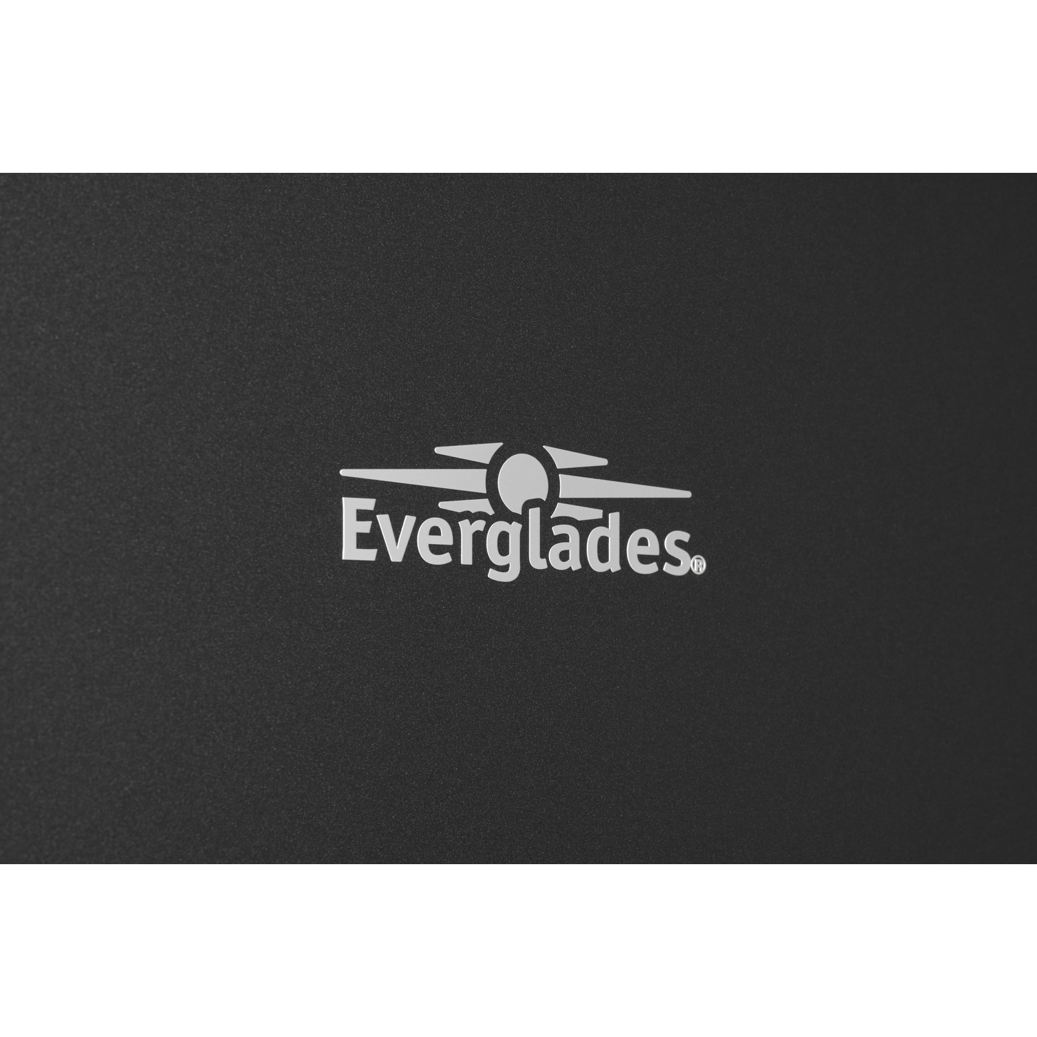 Een zwarte achtergrond met het Everglades-logo in wit. Het logo toont een gestileerde zon en het woord 'Everglades'.