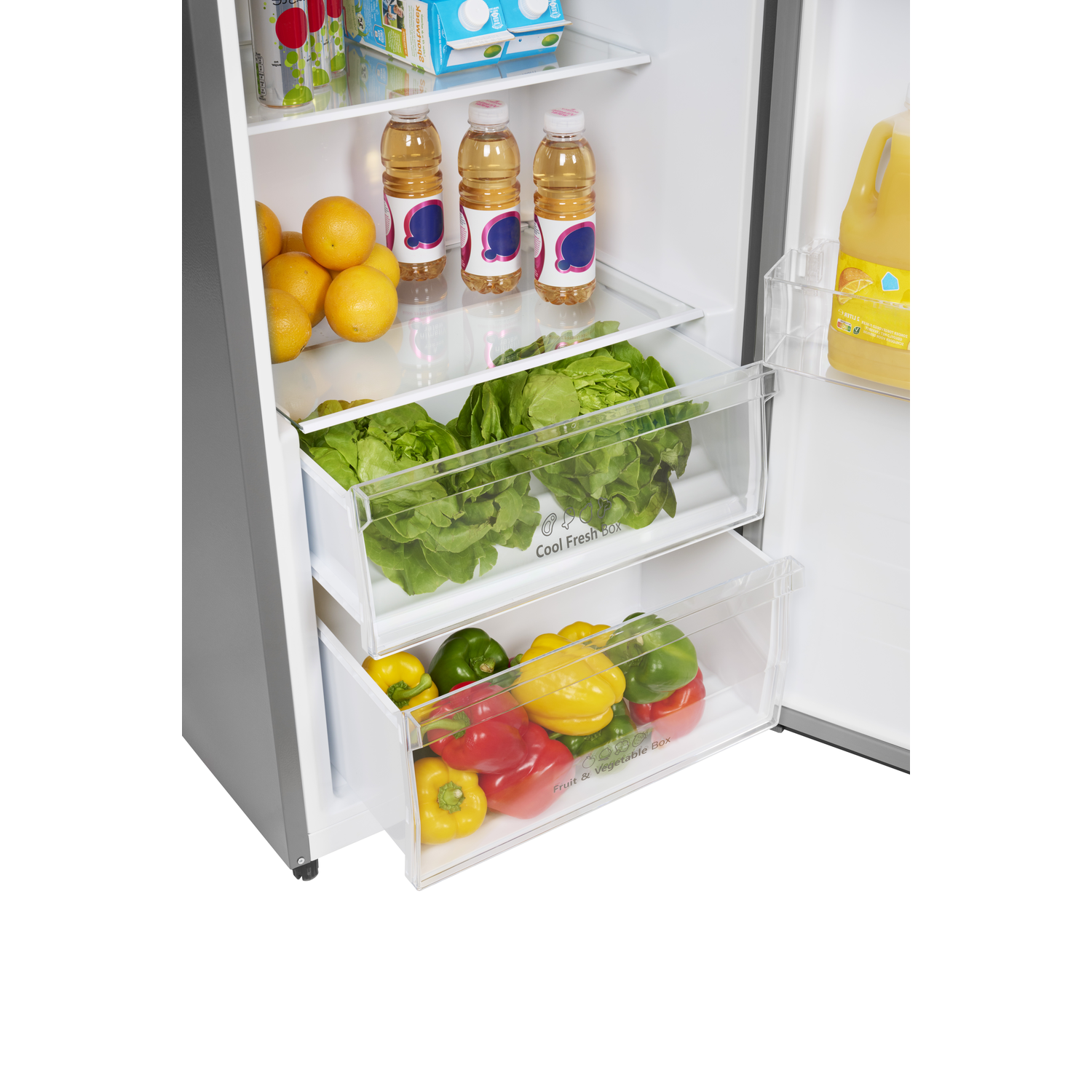 Koelkast open, met fruit, groenten en drankjes. Sinaasappels, sla, paprika's en sapflessen zijn zichtbaar in de compartimenten.