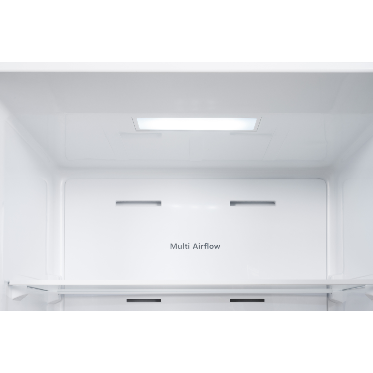 Binnenkant van een witte koelkast. Bovenin schijnt een licht. Een paneel met 'Multi Airflow' in het midden, een plank eronder.