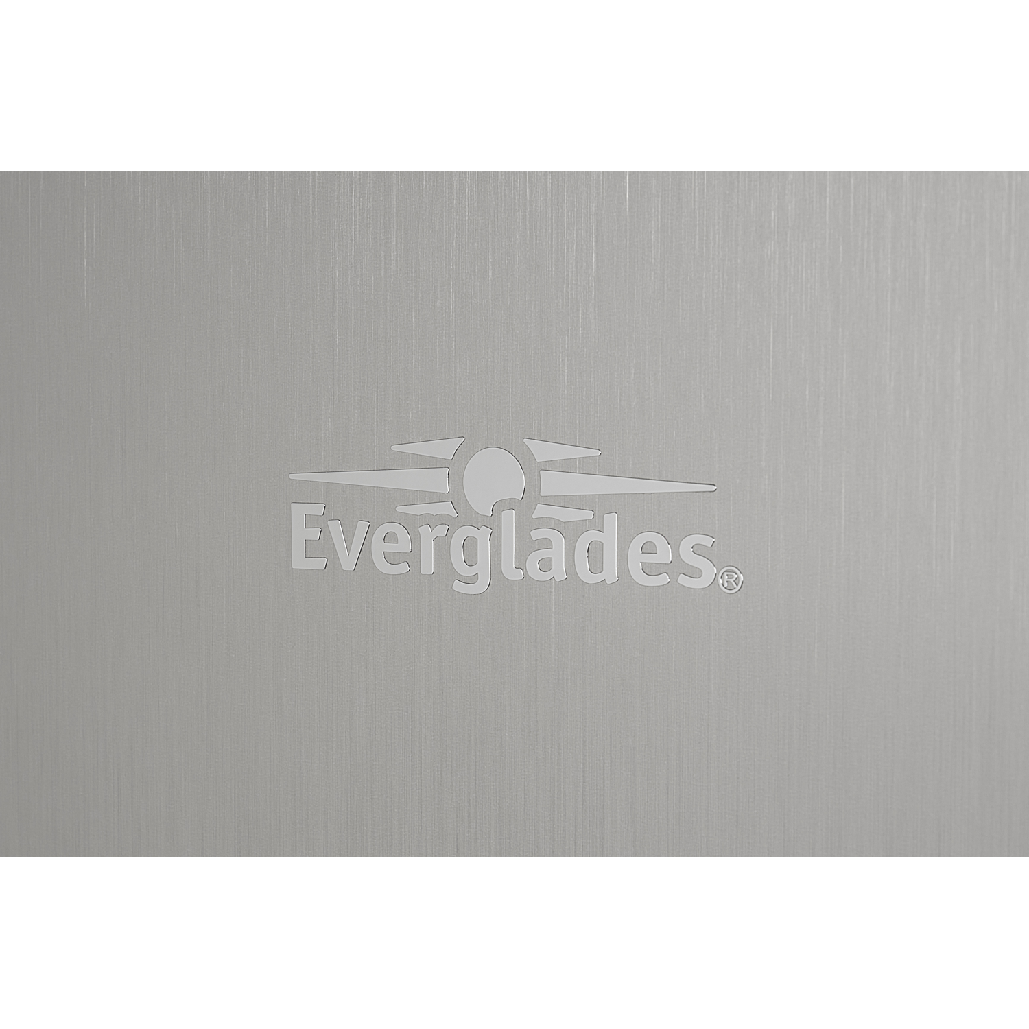 Een logo met het woord "Everglades" in lichtgrijs op een gestructureerde grijze achtergrond. Boven, een gestileerd ontwerp dat op de zon lijkt.