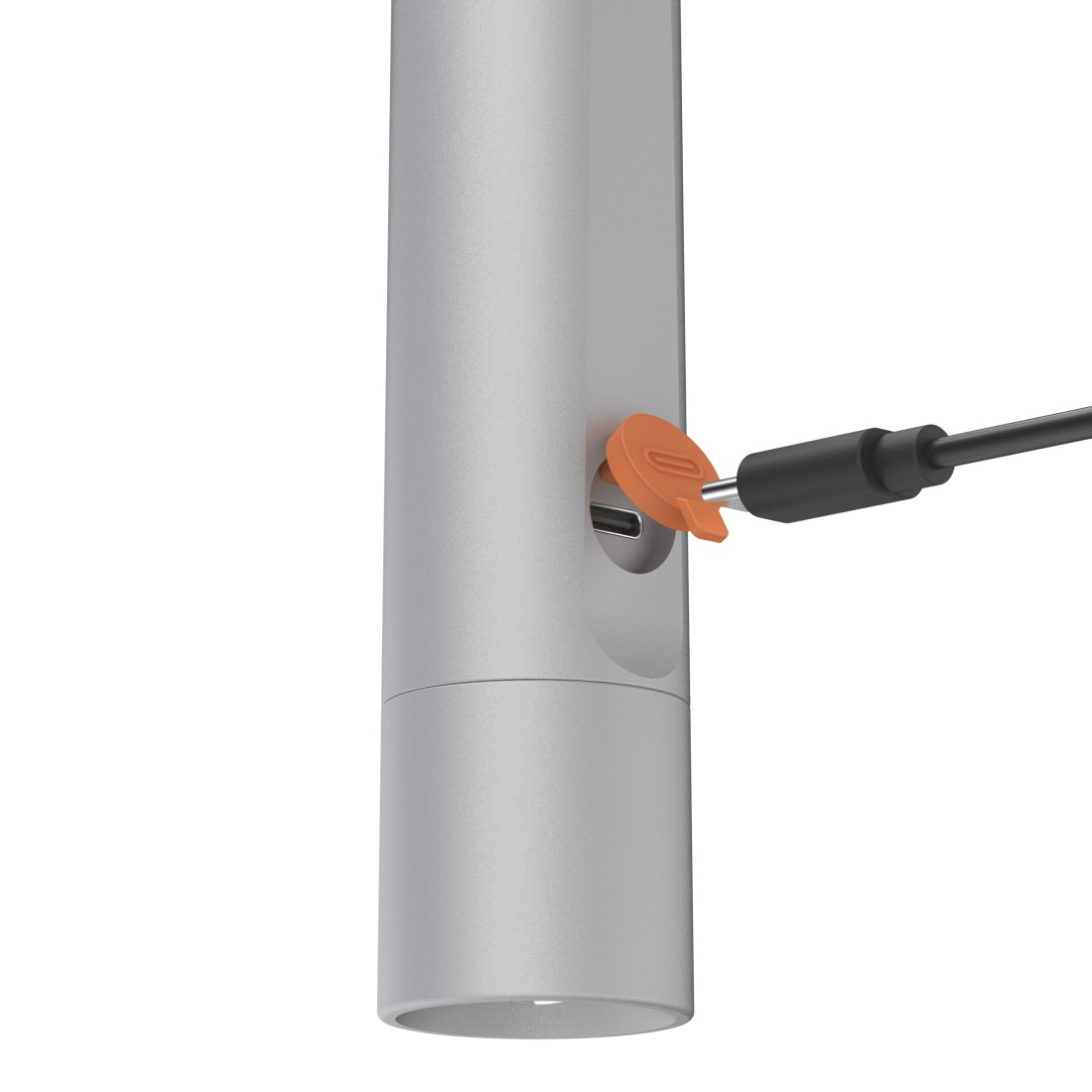 Ein silbernes zylindrisches Gerät mit einer orangefarbenen USB-Anschlussabdeckung und einem schwarzen Ladekabel.