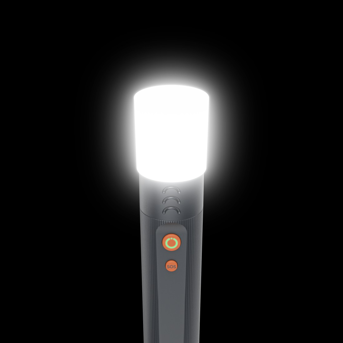 Eine leuchtende Taschenlampe vor schwarzem Hintergrund. Das Licht ist hellweiß. Die Taschenlampe hat eine orangefarbene SOS-Taste.