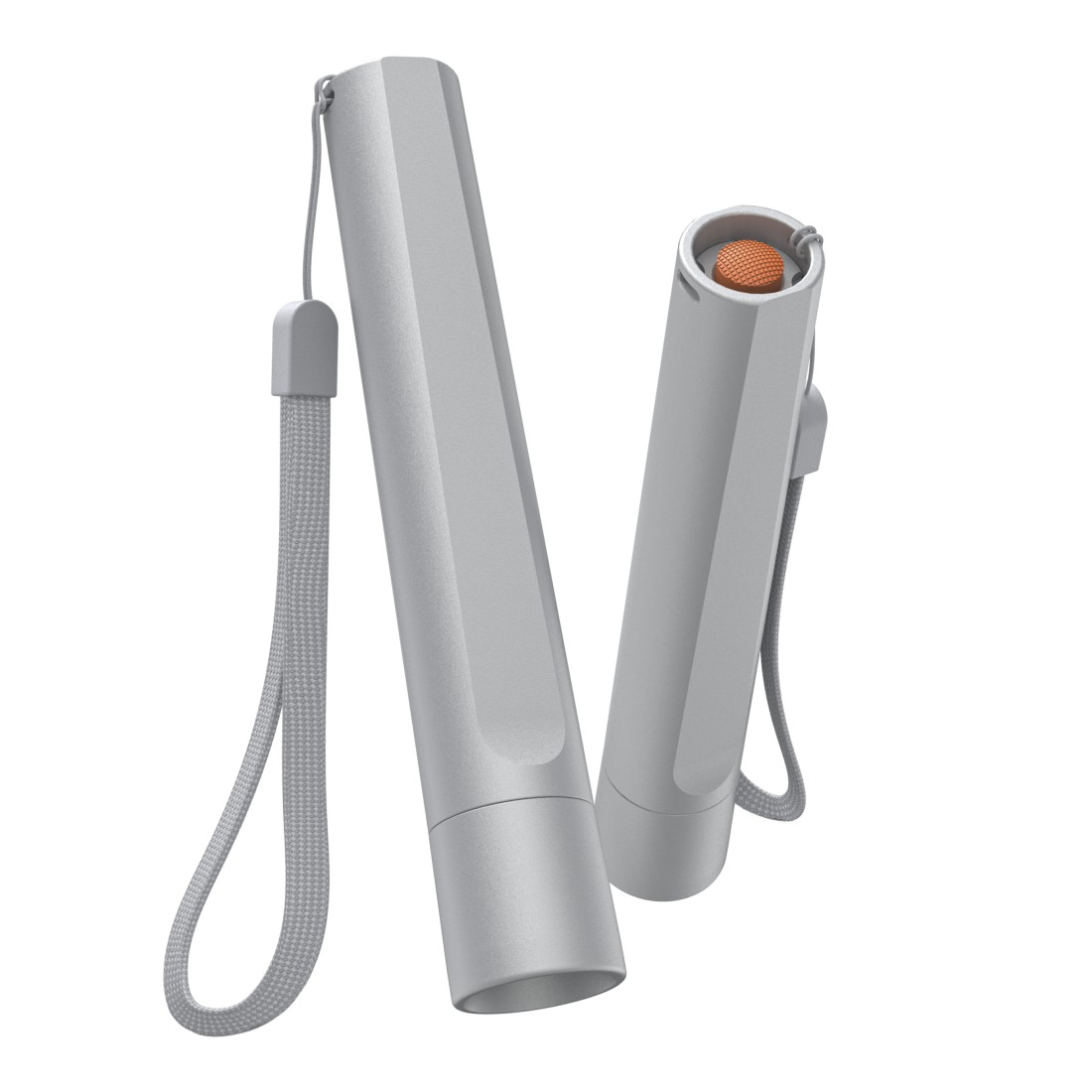 Zwei silberne Taschenlampen mit grauen Riemen auf weißem Hintergrund. Eine zeigt einen orangefarbenen Knopf. Der Hintergrund ist weiß.