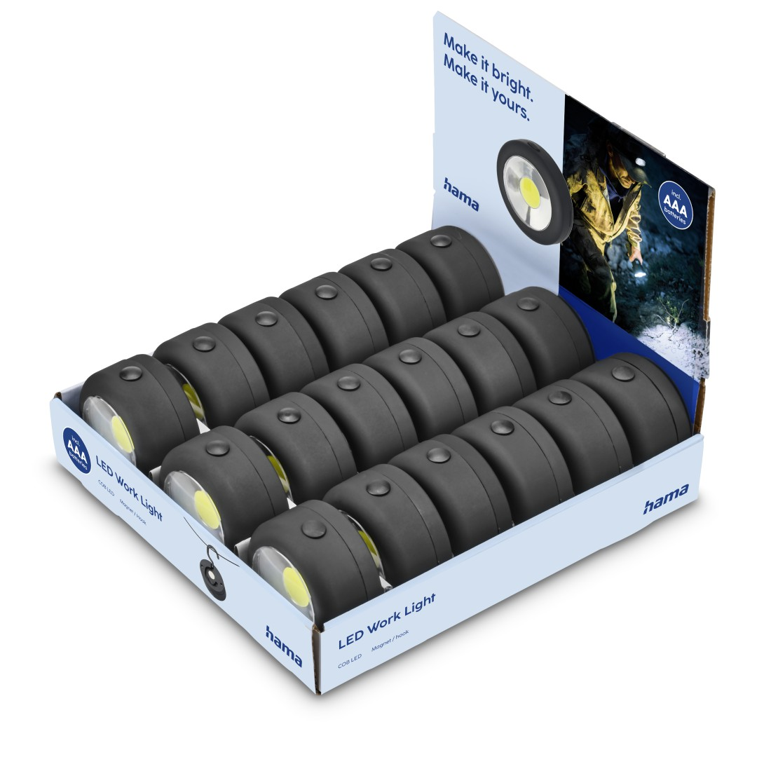 Eine Displaybox mit schwarzen LED-Arbeitsleuchten mit gelben Lichtern, Marke 'hama'. Im Hintergrund benutzt eine Person eine davon.