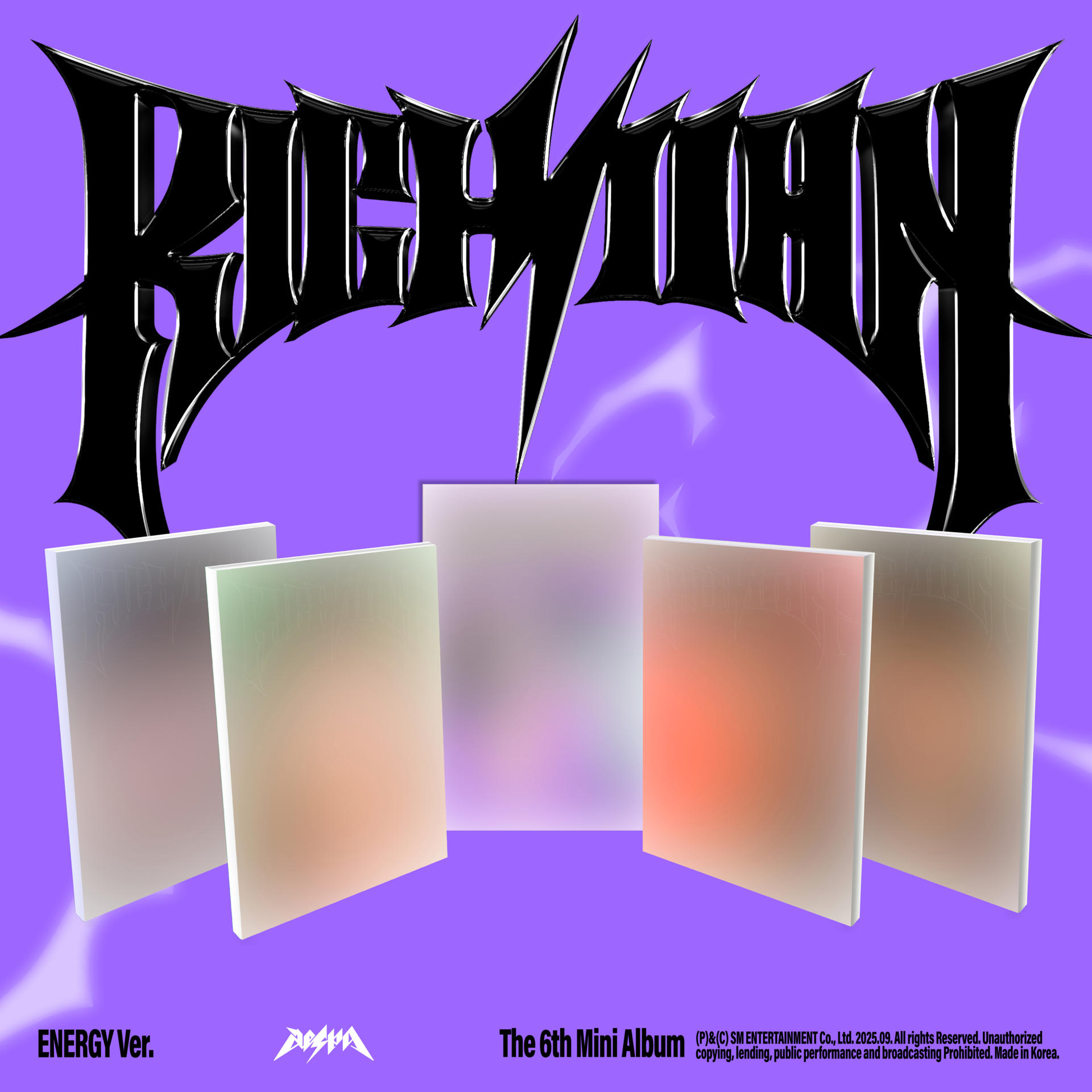 Pochette d'album avec texte noir stylisé sur fond violet. Quatre carrés flous et colorés sous le texte.
