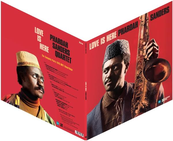 Album borító Pharoah Sanders-szel. Bal: kalappal. Jobb: szaxofont tart. Piros háttér szöveggel.