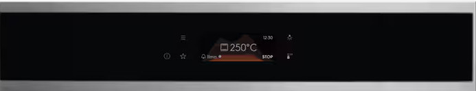 Piekarnik z cyfrowym wyświetlaczem pokazującym 250 stopni Celsjusza, timer i inne ikony sterowania.