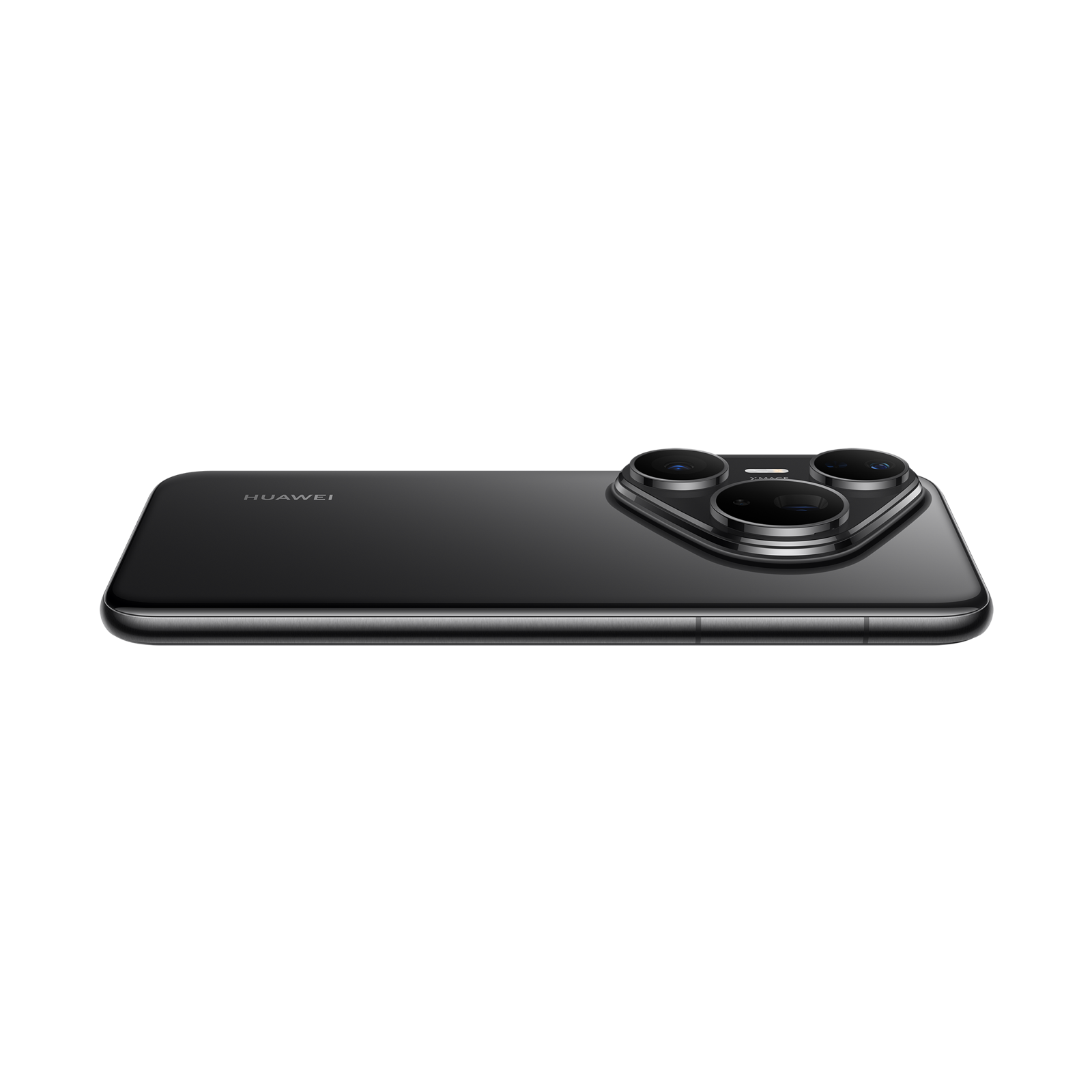 Siyah bir Huawei akıllı telefon arkadan gösteriliyor, siyah bir arka plan üzerinde üç kamera var.