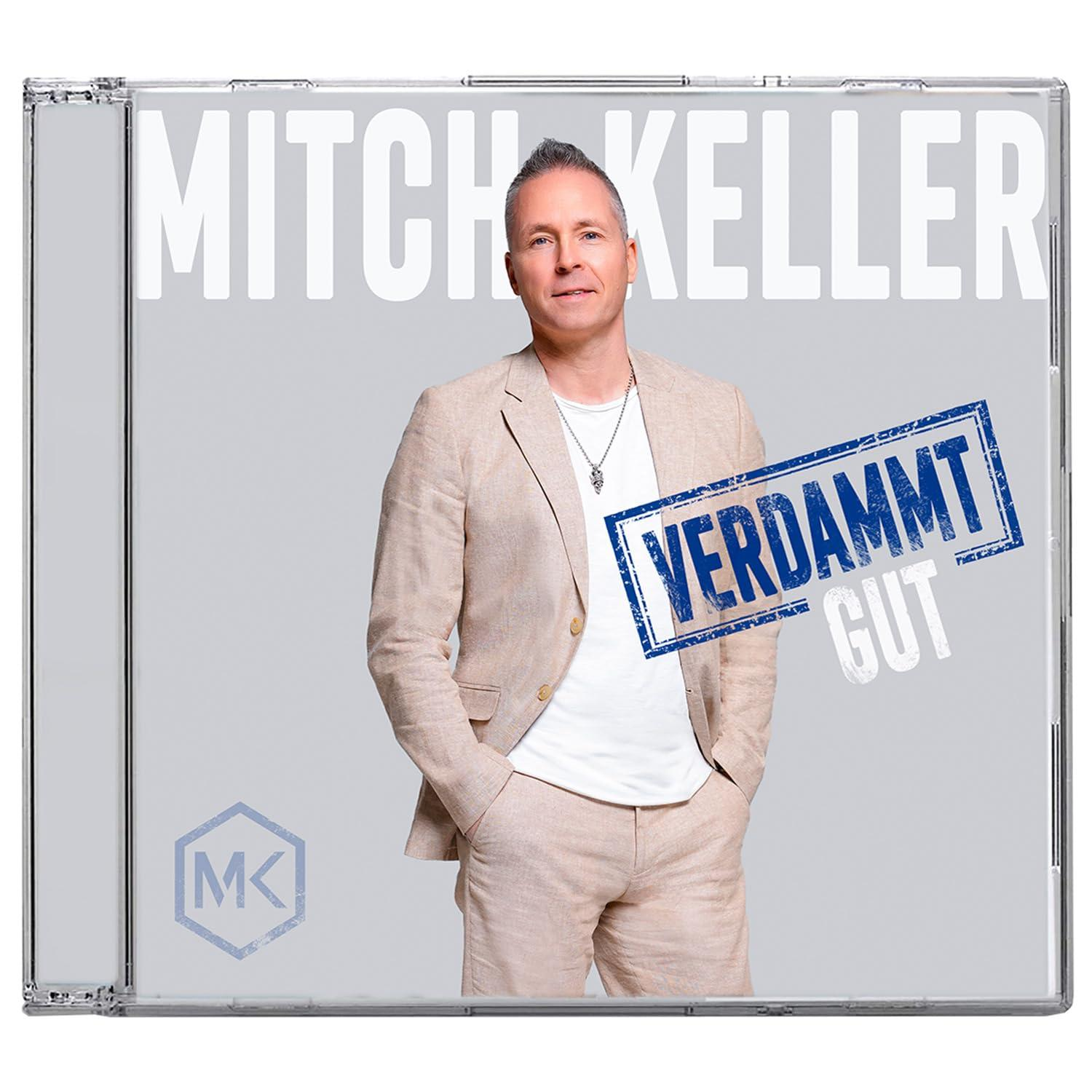 CD-Cover von Mitch Keller. Mann in beigem Anzug, weißem Hemd und Halskette. Text: VERDAMMT GUT. Hintergrund: grau und der Name des Künstlers.