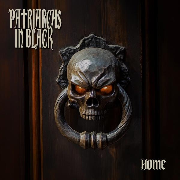 Ein Totenkopf-Türklopfer mit leuchtend orangefarbenen Augen an einer dunklen Holztür. Text: "Patriarchs in Black" und "HOME".