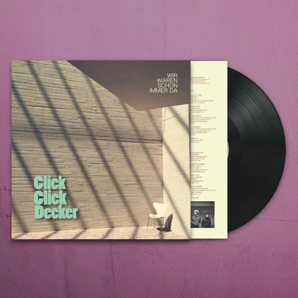 Albumcover: eine Schallplatte neben einem Cover mit einer Gebäudefassade, einem Stuhl und dem Bandnamen. Die Hülle hat Texte.