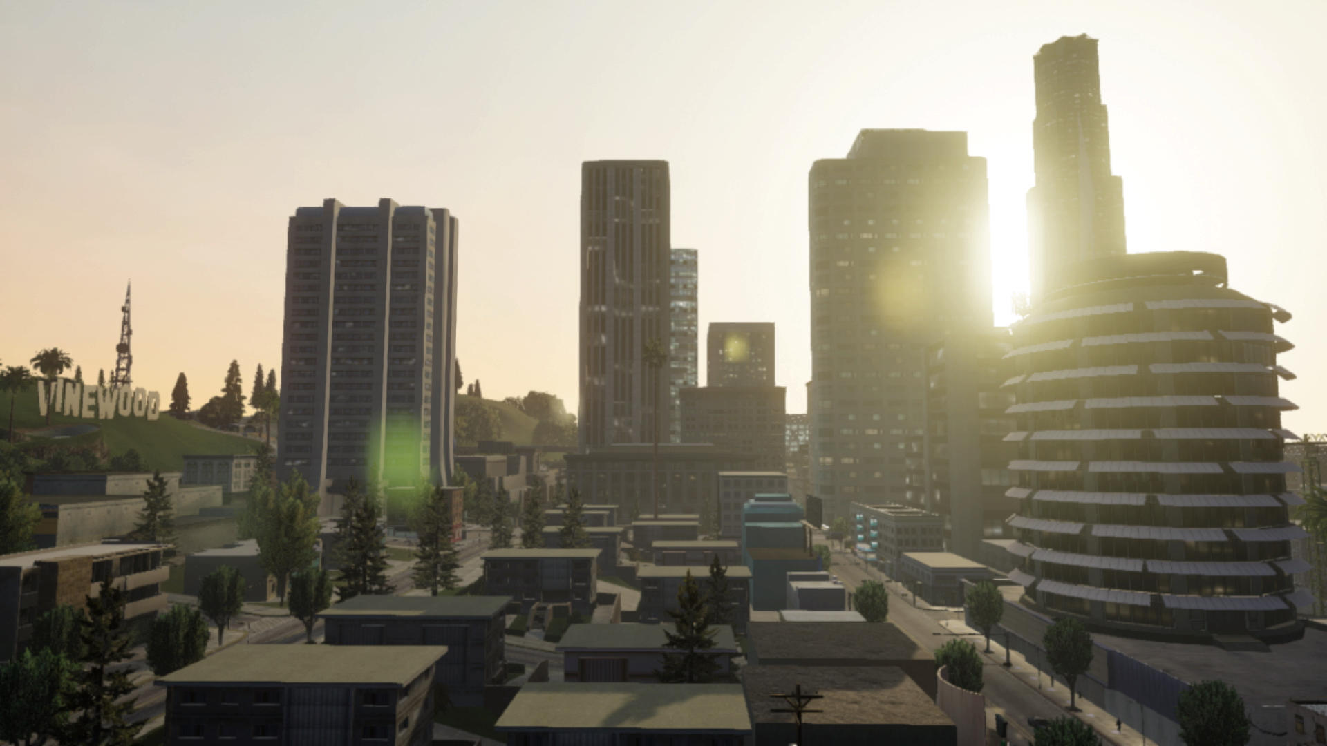 Stadtlandschaft mit hohen Gebäuden und dem Hollywood-Zeichen. Sonnenlicht scheint durch die Gebäude. Häuser und Bäume im Vordergrund.