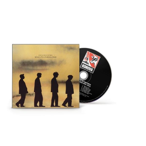 Albumcover mit vier silhouettierten Figuren, die gehen. Rechts befindet sich eine CD. Auf dem Album steht 'Songs to Learn & Sing' von Echo & The Bunnymen.