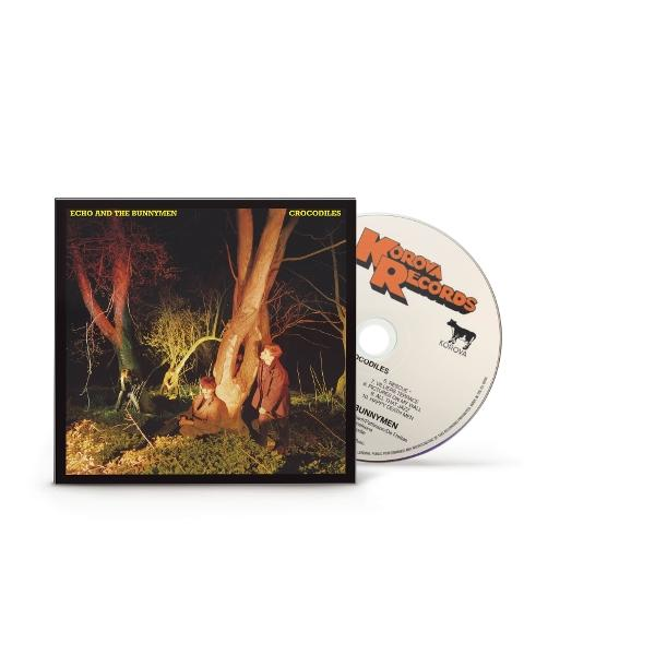 Albumcover von Echo & The Bunnymen's 'Crocodiles' mit CD. Cover zeigt Bandmitglieder an einem Baum. CD zeigt Korova Records Logo.