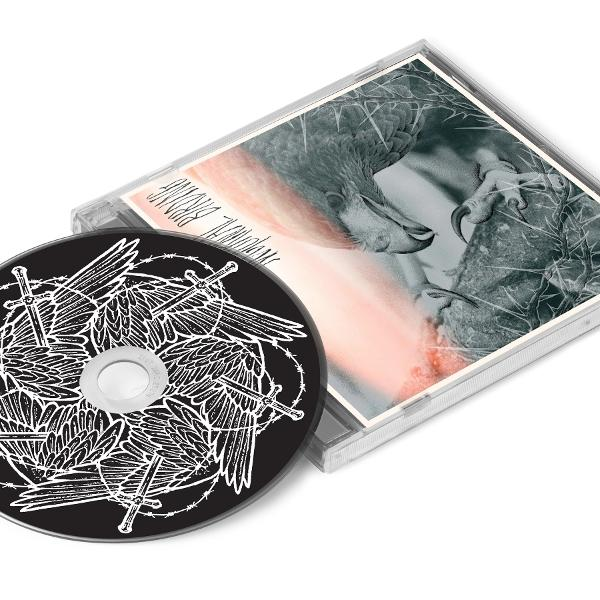 CD mit Flügeln und Schwertern, neben einer Hülle mit Adler und Text. Schwarze CD, transparente Hülle, weißer Hintergrund.