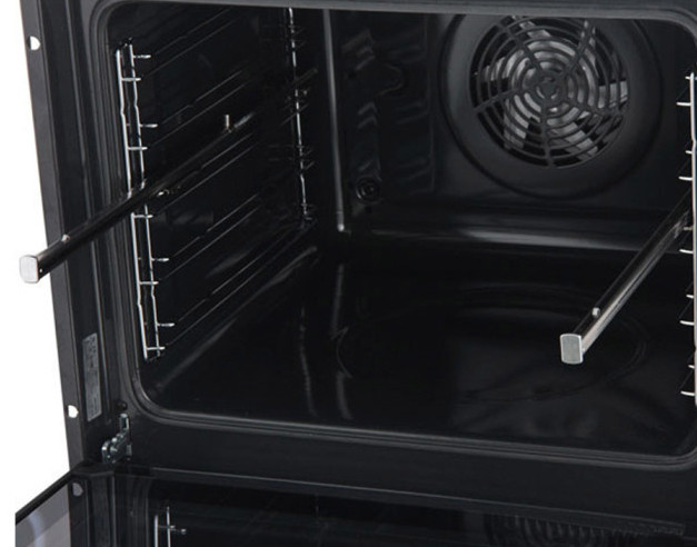Wnętrze otwartego piekarnika. Czarne wnętrze z drucianymi półkami i wentylatorem. Widoczne metalowe pręty podtrzymujące. Drzwi piekarnika są częściowo otwarte.