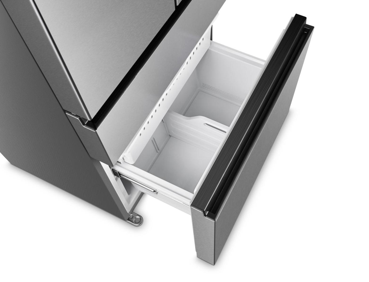 Szuflada lodówki ze stali nierdzewnej otwarta, odsłaniająca białe wnętrze. Czarne wykończenie. Białe tło.
