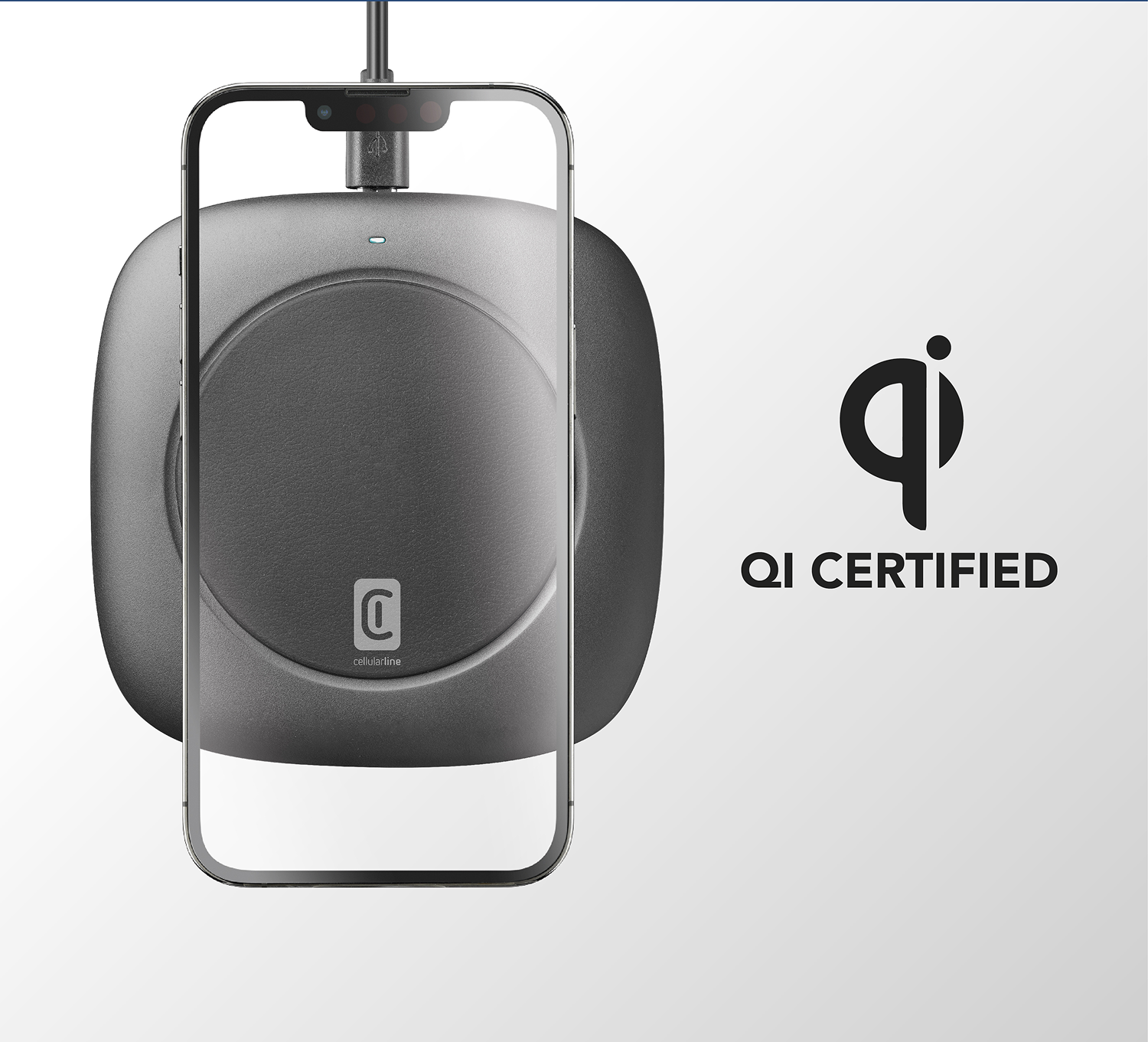 Un teléfono aparentemente cargándose en una almohadilla con el logotipo de Qi Certified. El teléfono está superpuesto y tiene un contorno claro.