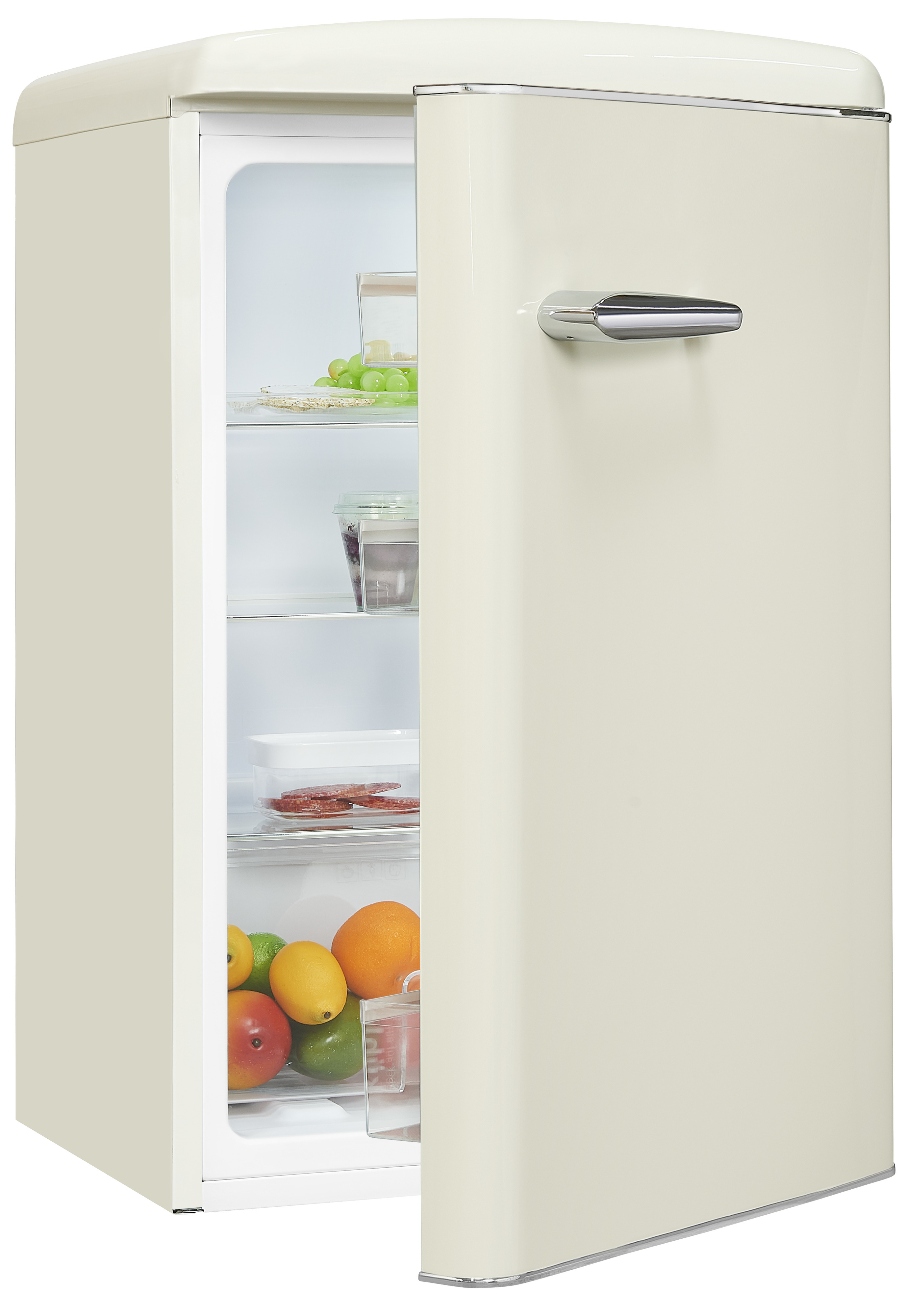 Cremefarbener Retro-Kühlschrank mit geöffneter Tür, der Obst und Lebensmittel auf Regalen zeigt. Chromgriff. Weißer Hintergrund.