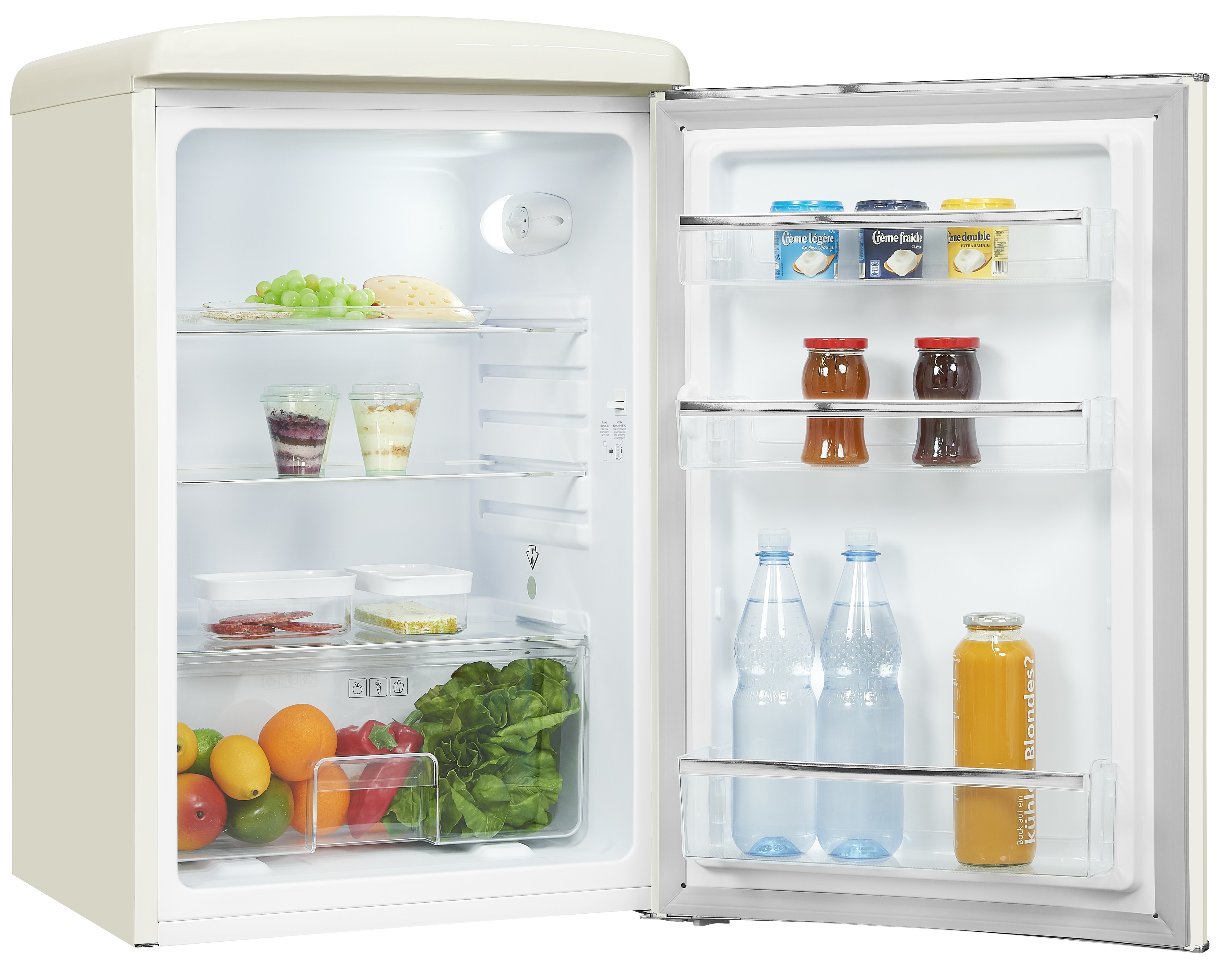 Ein geöffneter, cremefarbener Kühlschrank gefüllt mit Essen: Obst, Gemüse, Gläsern und Flaschen. Die Tür ist offen.