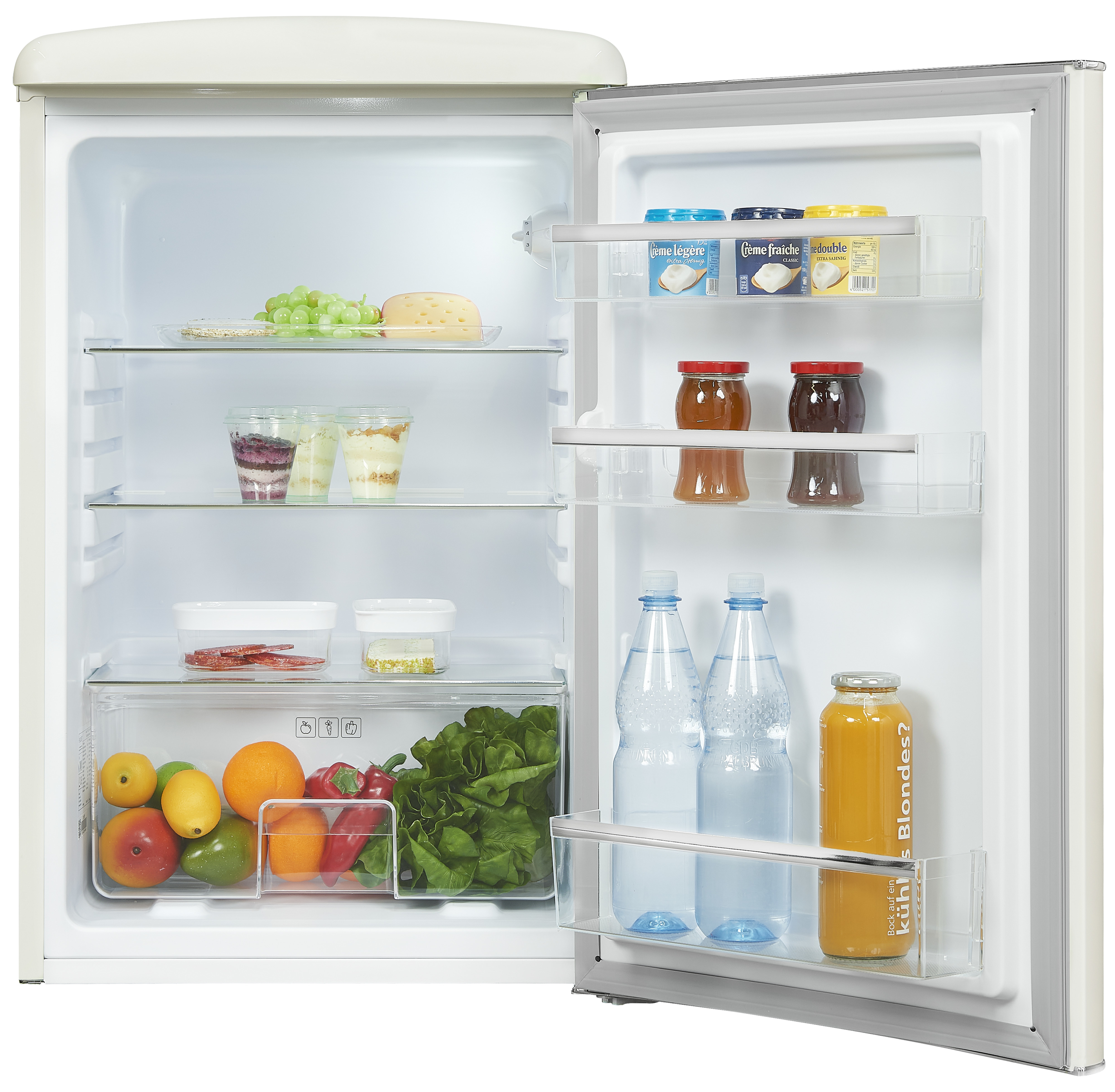 Ein offener Kühlschrank zeigt Lebensmittel: Trauben, Käse, Desserts, Aufschnitt, Obst, Gemüse, Flaschen und Gläser.