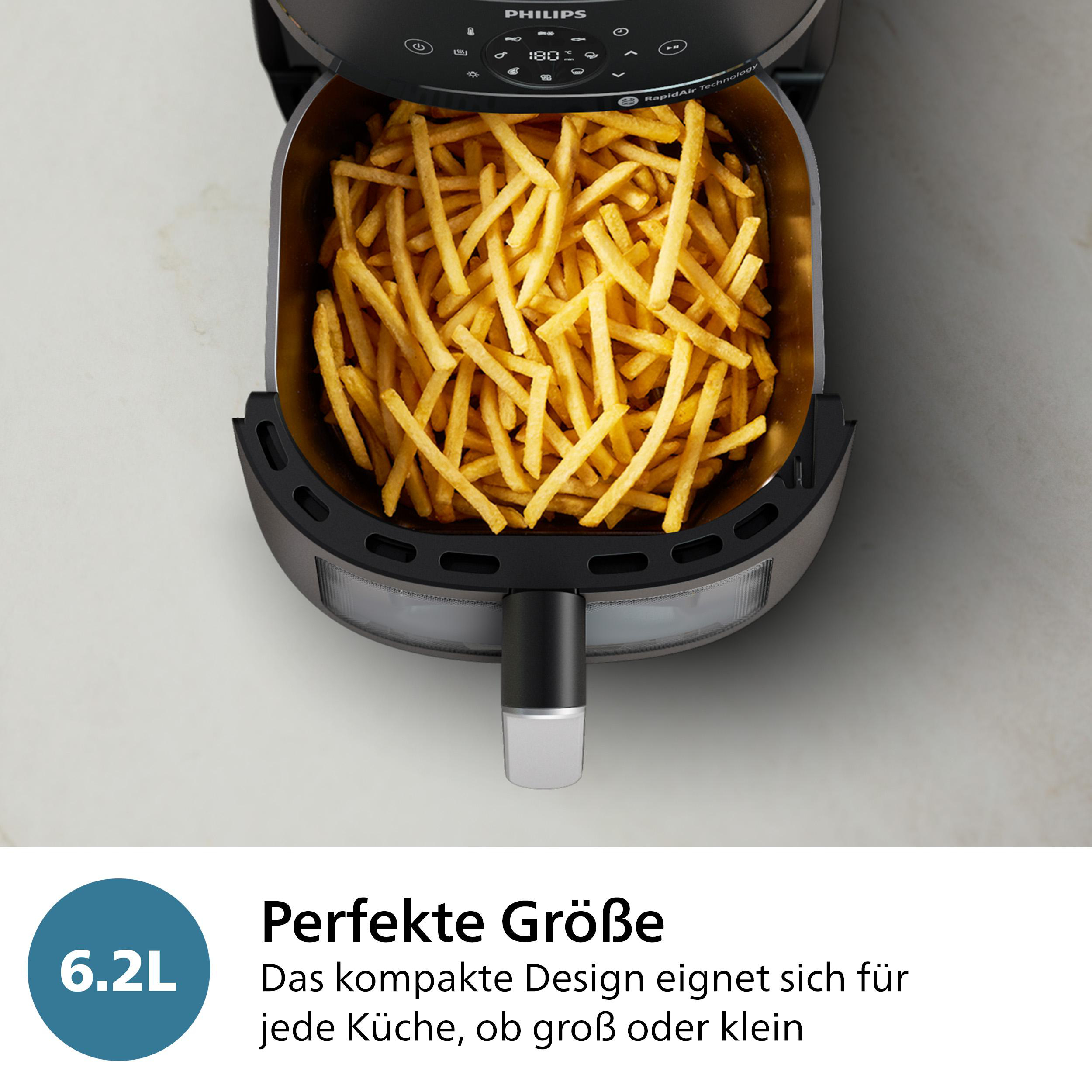 Ein Airfryer mit Pommes Frites. Der Frittierer ist schwarz mit Digitalanzeige. Ein blauer Kreis mit 6,2L in der Ecke.