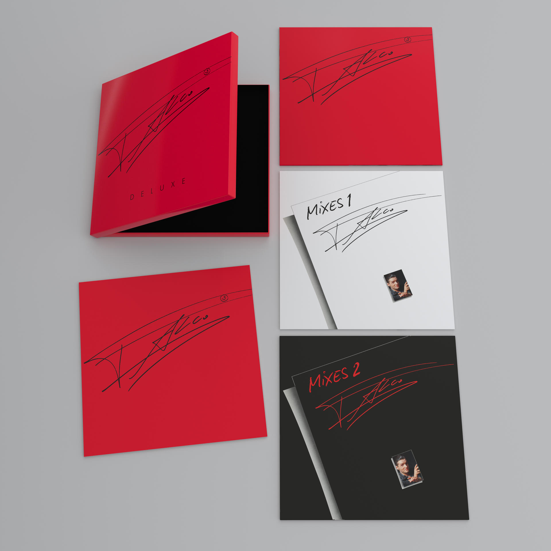 Eine offene rote Box mit Deluxe-Etikett und mehrere Albumcover. Jedes hat eine Unterschrift und ein kleines Bild eines Mannes.