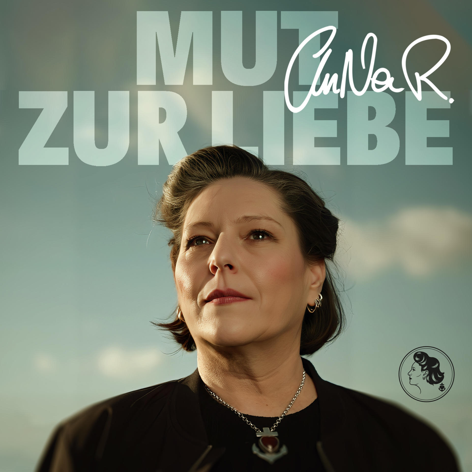 Frau, die nach oben schaut, vor blauem Himmel. Text lautet 'Mut zur Liebe' und eine Unterschrift. Unten ist ein Logo eines Frauenprofils.
