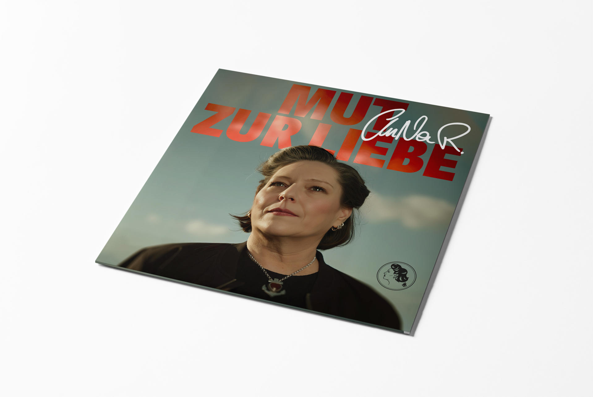 Albumcover mit einer Frau, die nach oben schaut. Der Text lautet 'MUT ZUR LIEBE'. Signatur vorhanden. Hellblauer Himmel im Hintergrund.
