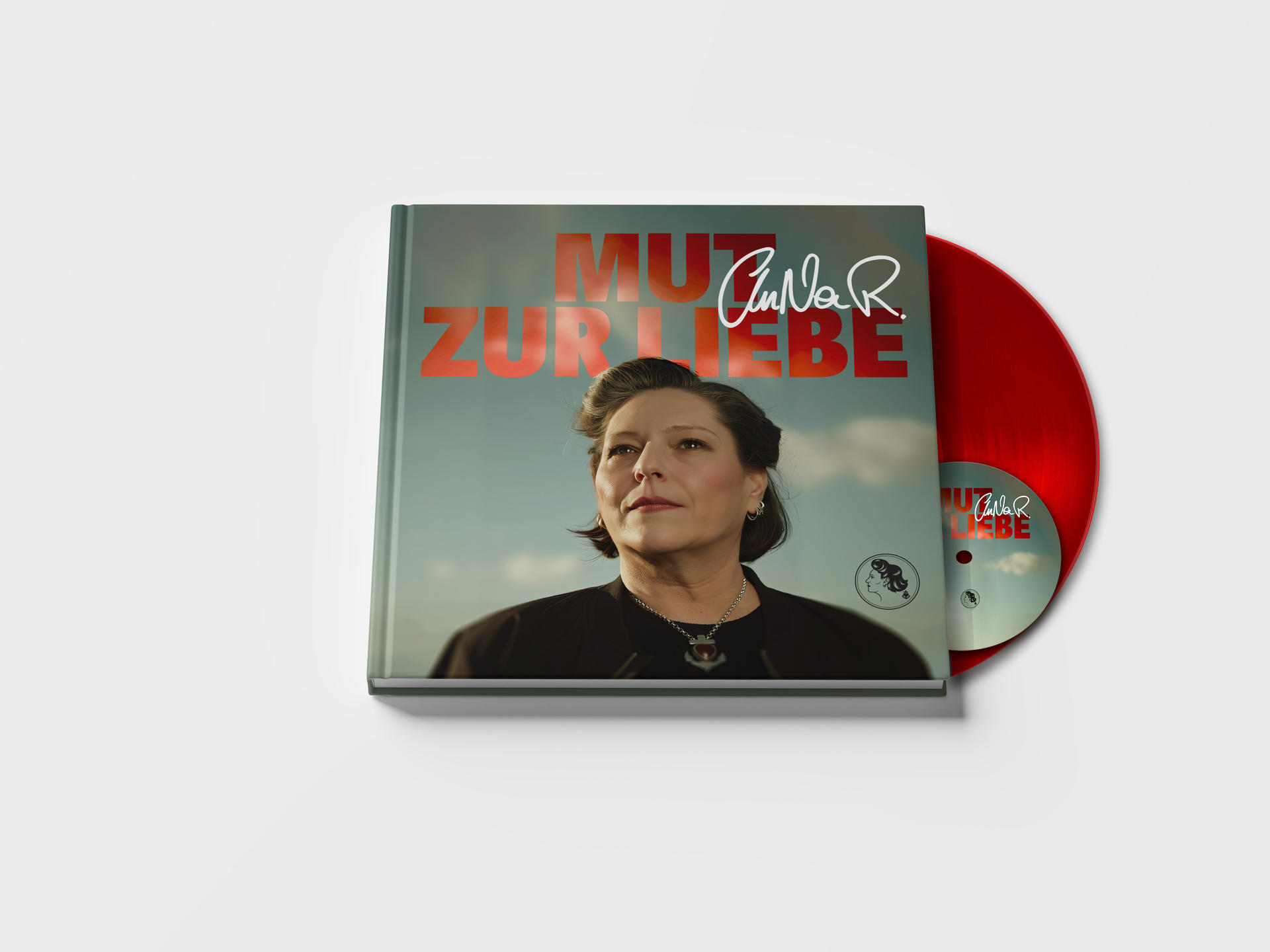 Albumcover mit Frauenporträt und Text 'MUT ZUR LIEBE'. Eine rote Vinyl-Schallplatte ist rechts sichtbar.