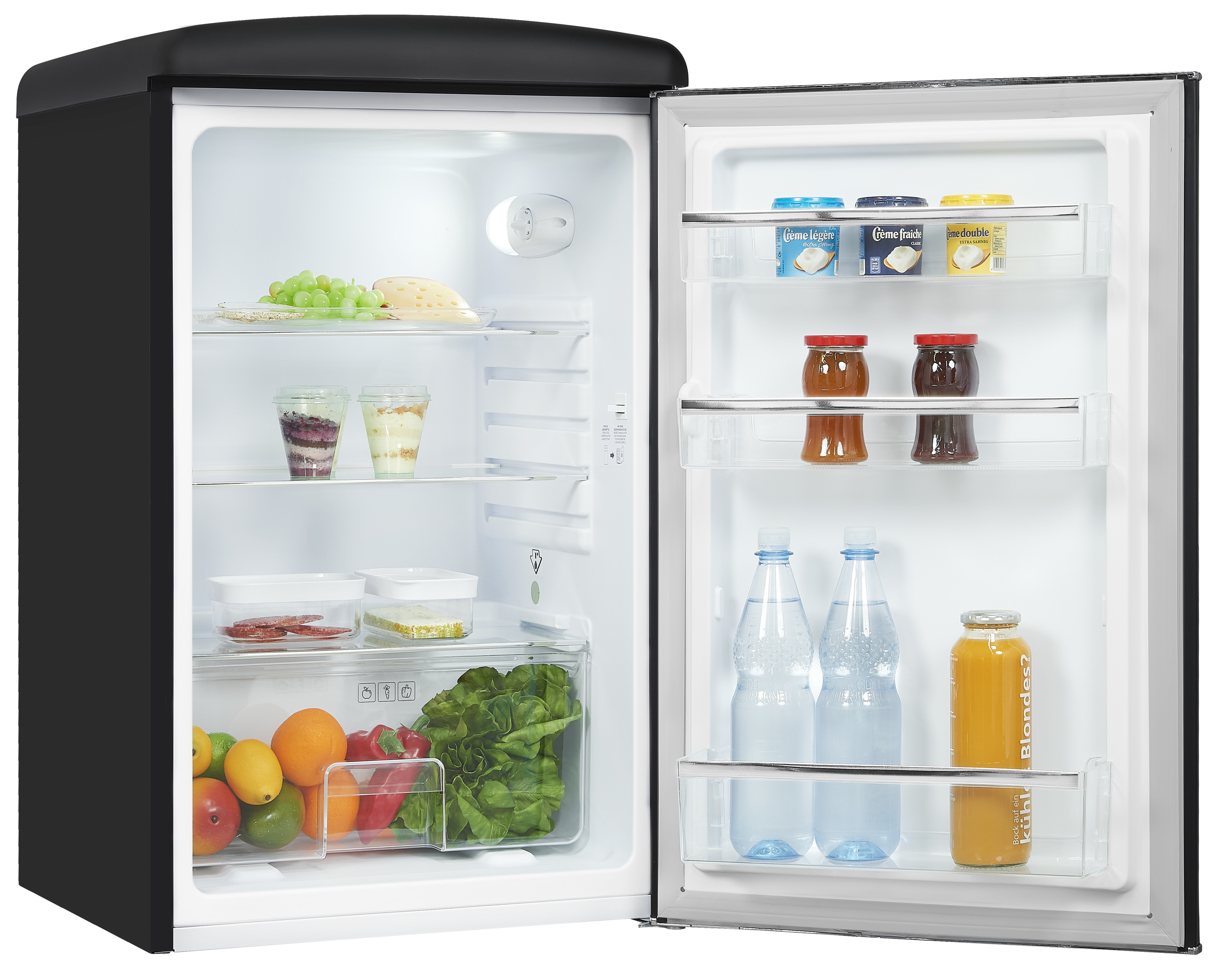 Ein schwarzer Kühlschrank ist geöffnet und zeigt Regale mit Lebensmitteln wie Obst, Gemüse, Gläsern und Flaschen.